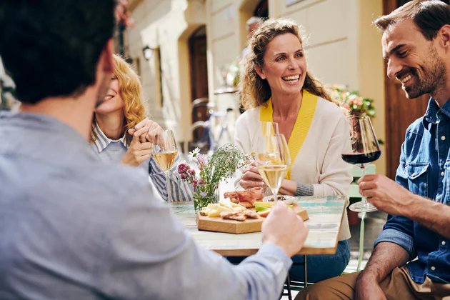 Vrienden samen aan het eten