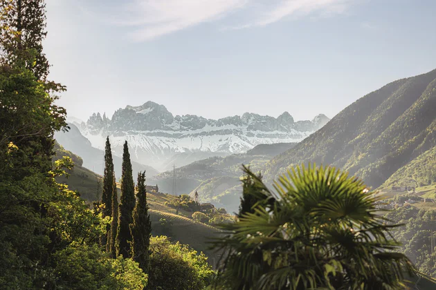 Foto panoramica di Santa Magdalena e il Rosengarten sullo sfondo