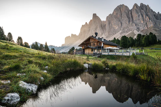 Vue sur un chalet d'alpage et des montagnes