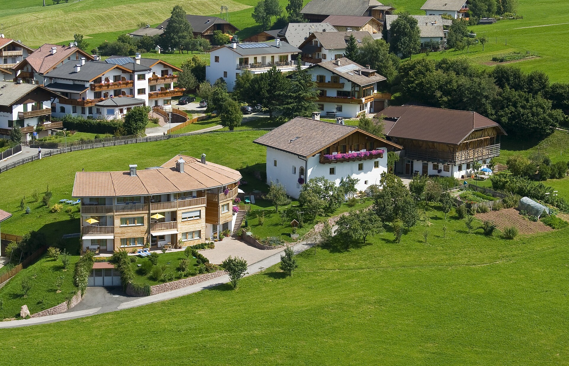 Luftaufnahme Greiensteiner Hof & Apartments Sun in Kastelruth