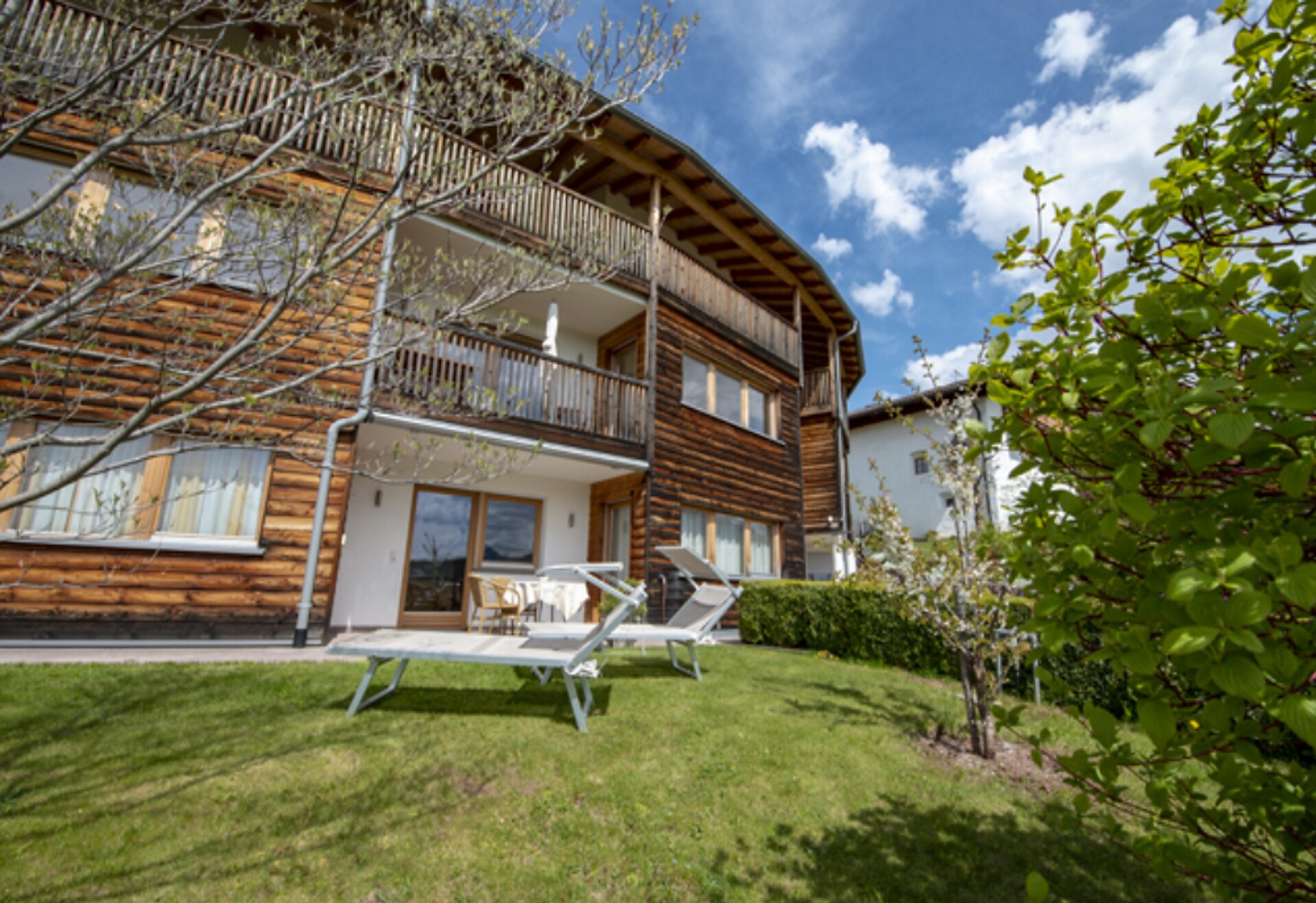Apartments Sun – Kastelruth, Wiese vor der Terrasse Typ A & Typ C