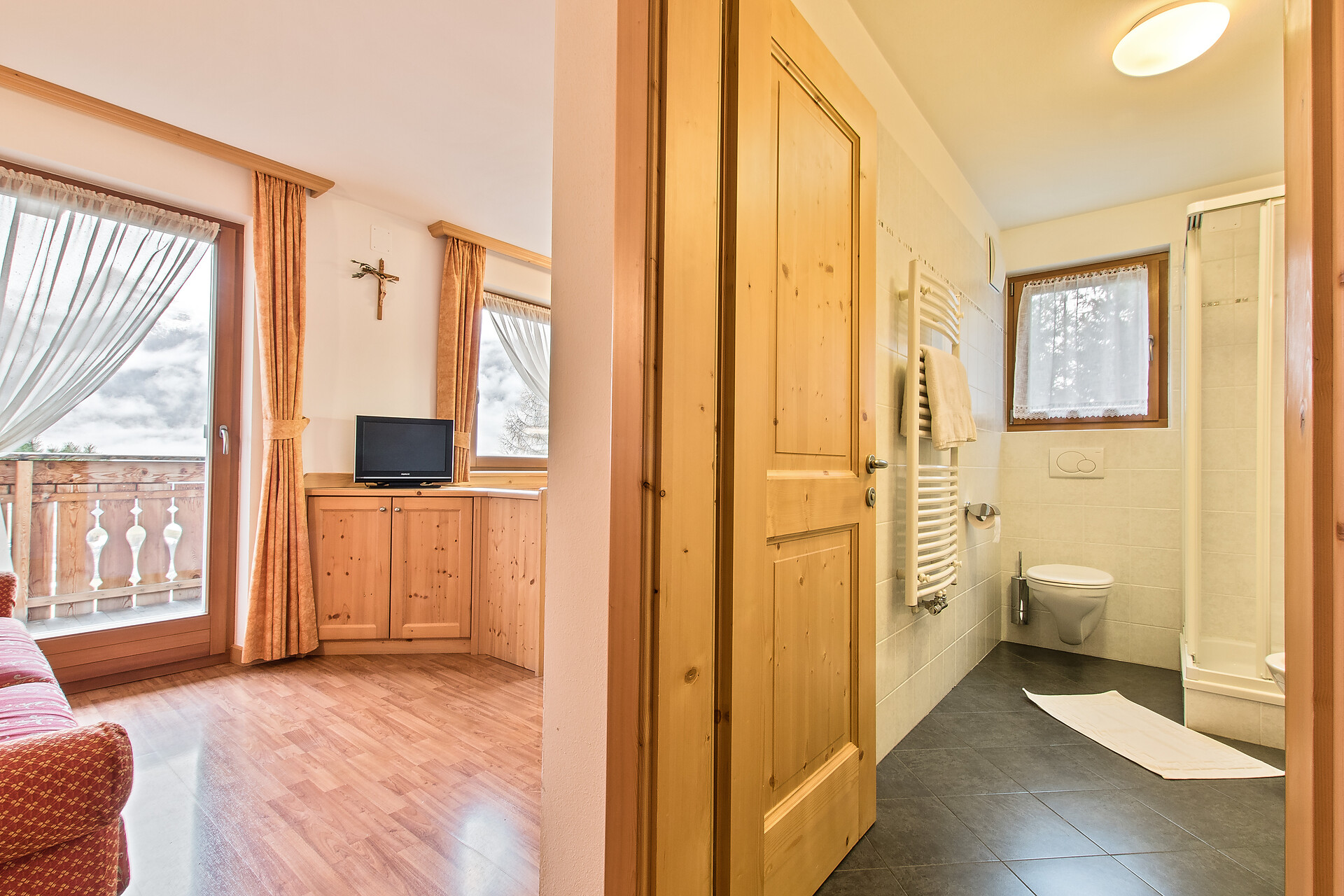 Wohnzimmer und Bad