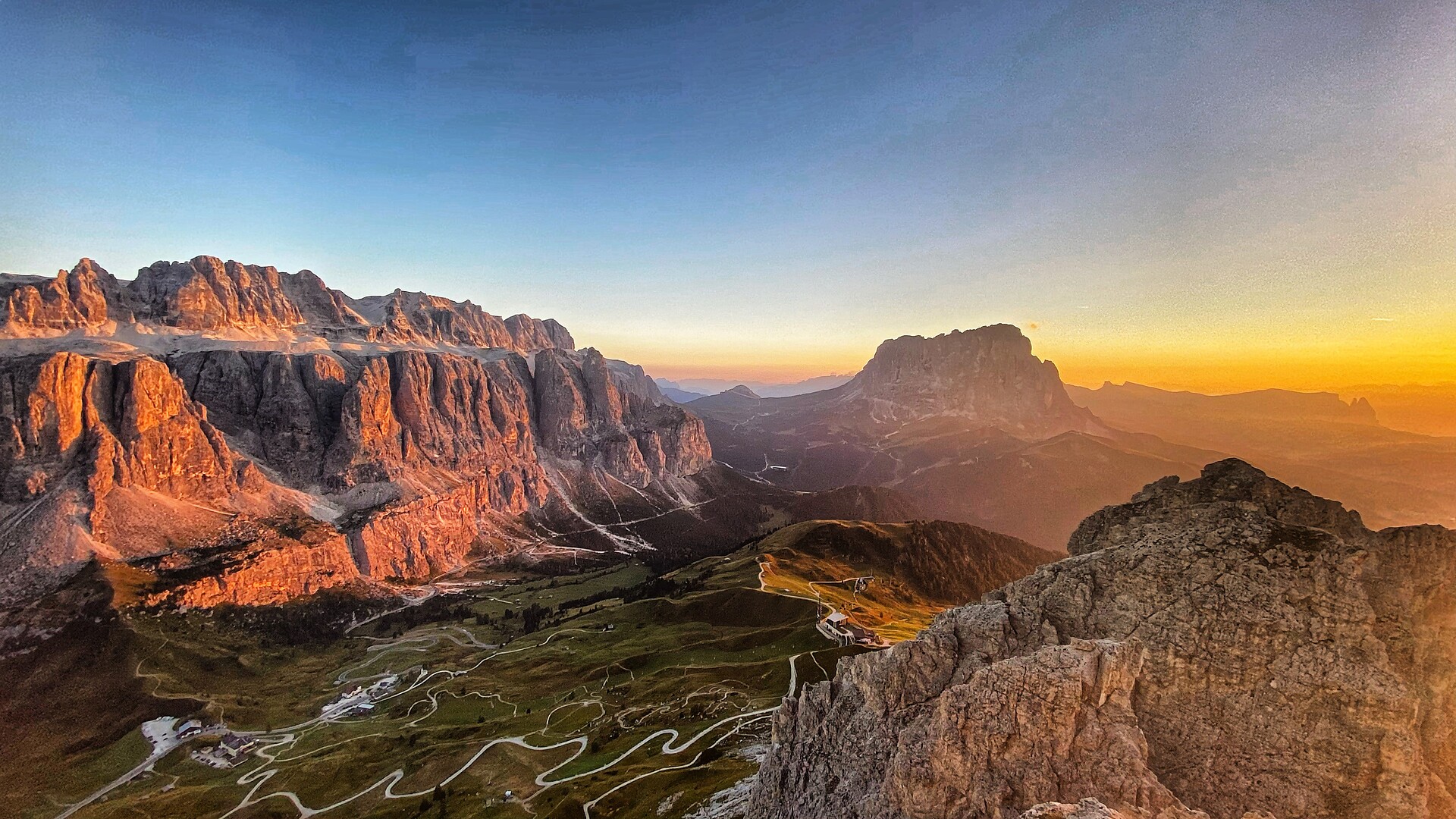 Genießen Sie malerische Sonnenuntergänge auf den schönsten Gipfeln der Grödner Dolomiten.