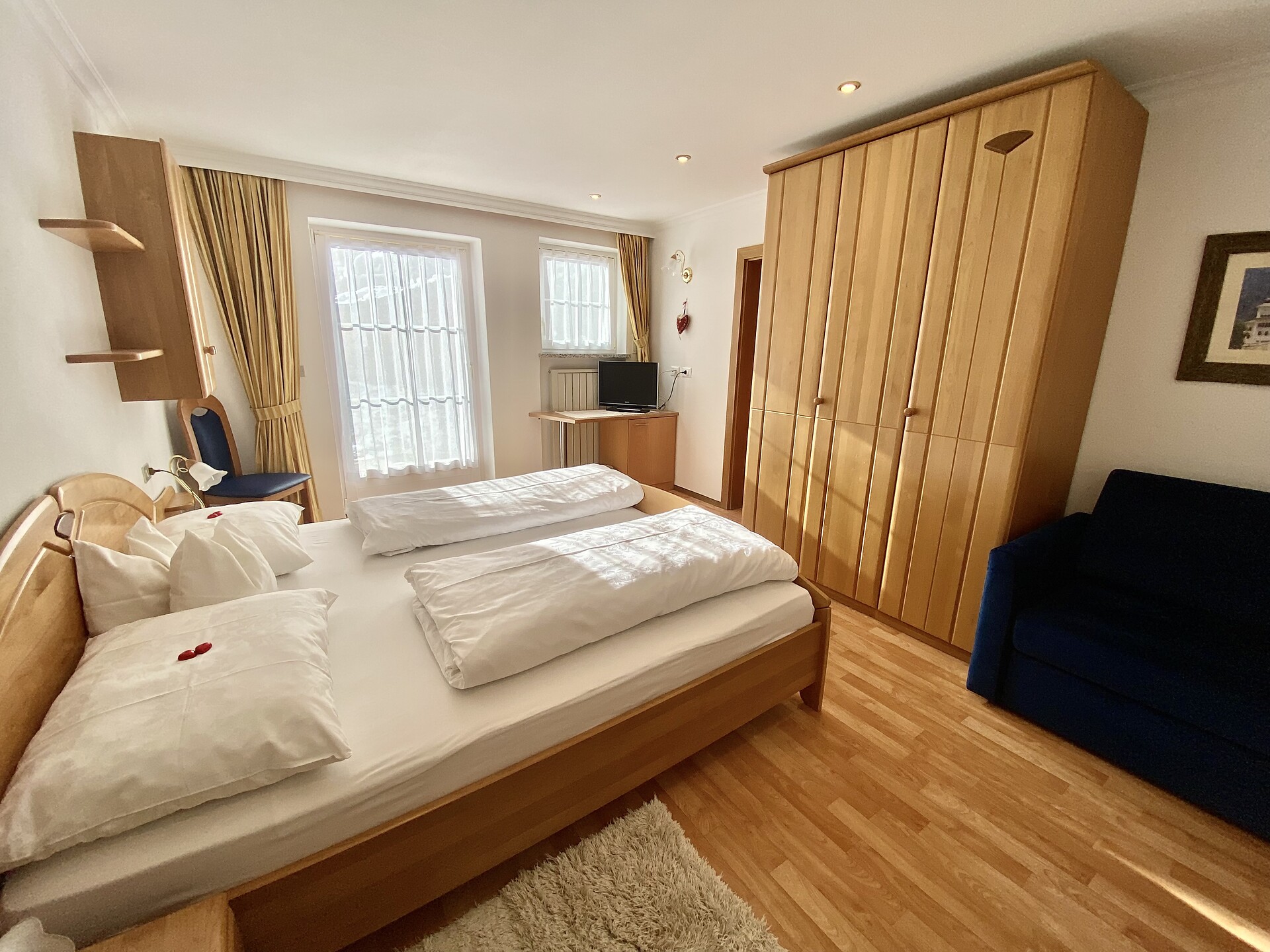 Gemütliches, helles Doppelzimmer im alpinen Stil – ideal für Ihren erholsamen Urlaub in Gröden.