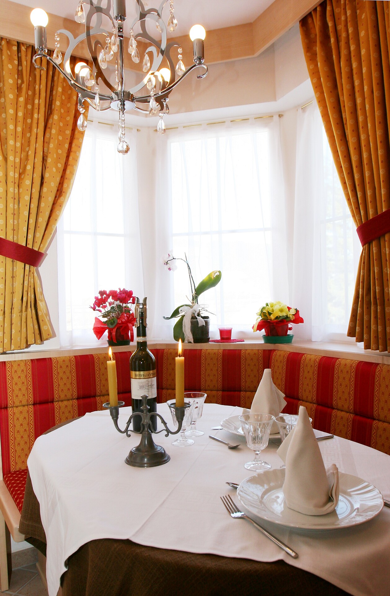 Komfortable Wohnküche im alpinen Stil – bestens ausgestattet für entspannte Stunden