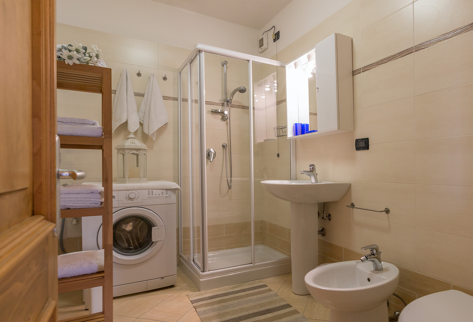 Badezimmer mit begehbarer Dusche und Waschmaschine