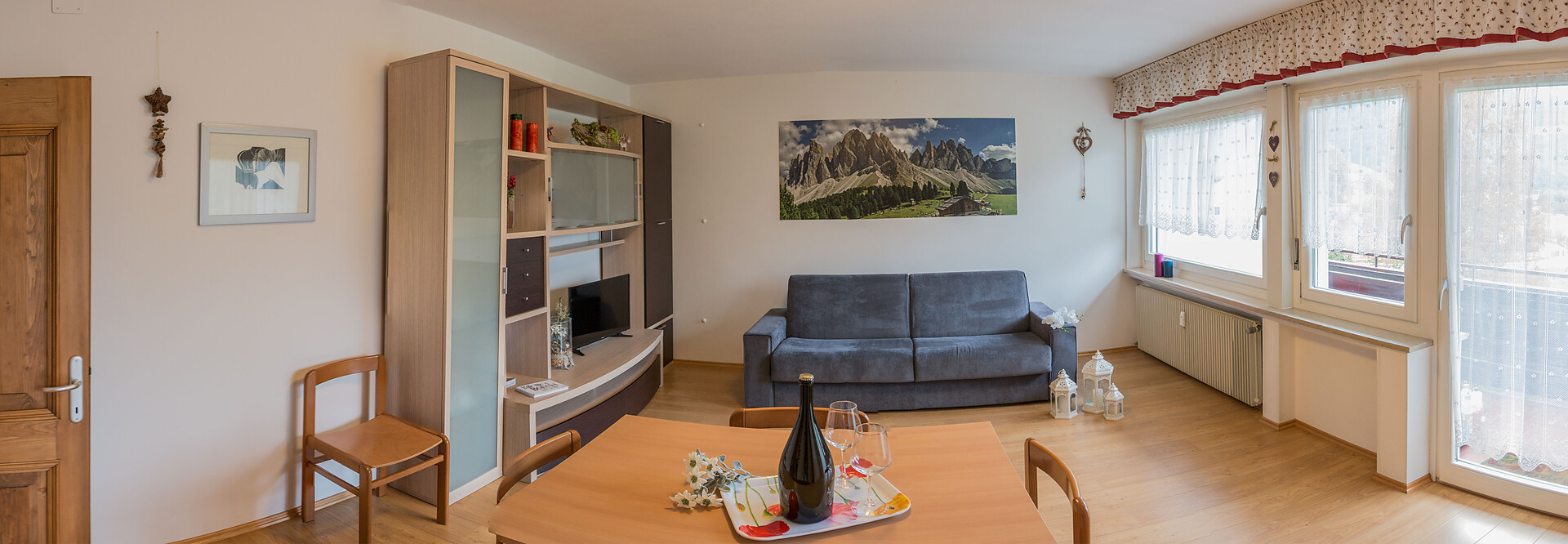 Wohnzimmer mit Doppelschlafcouch geschlossen