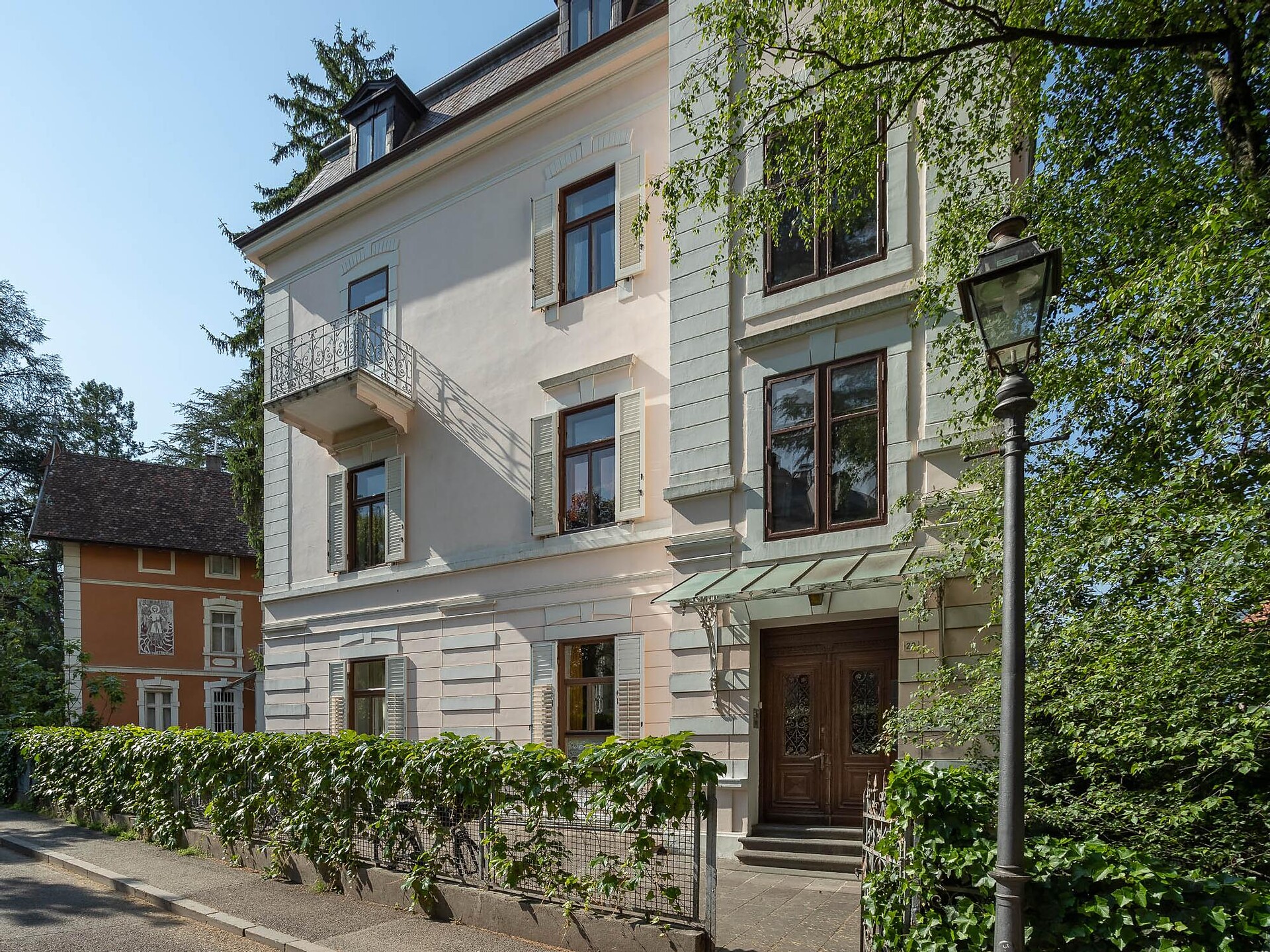 Elegant and spacious apartment in a quiet area near the center of Merano.