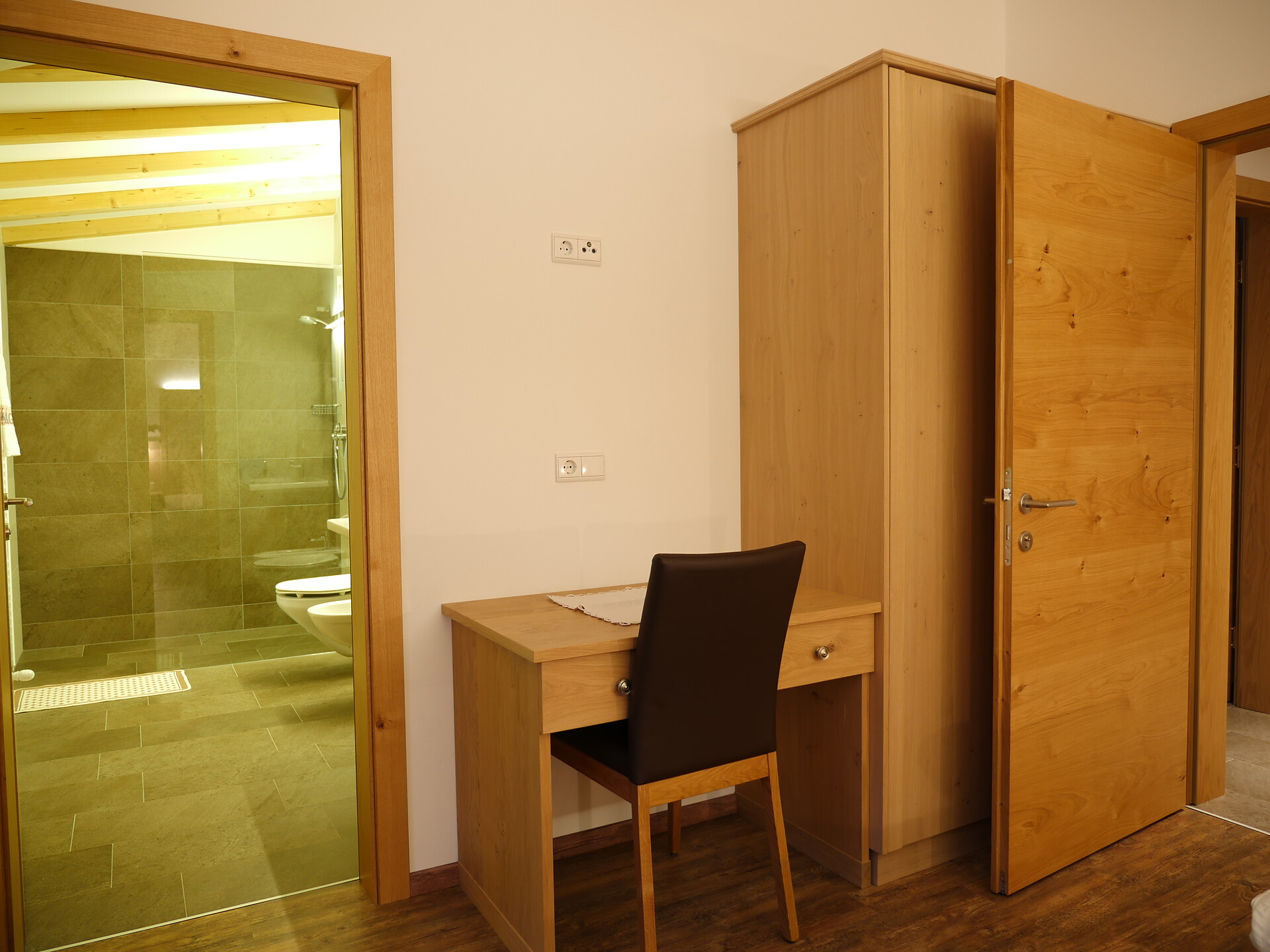 Bad/Zimmer Wohnung Dachgeschoss