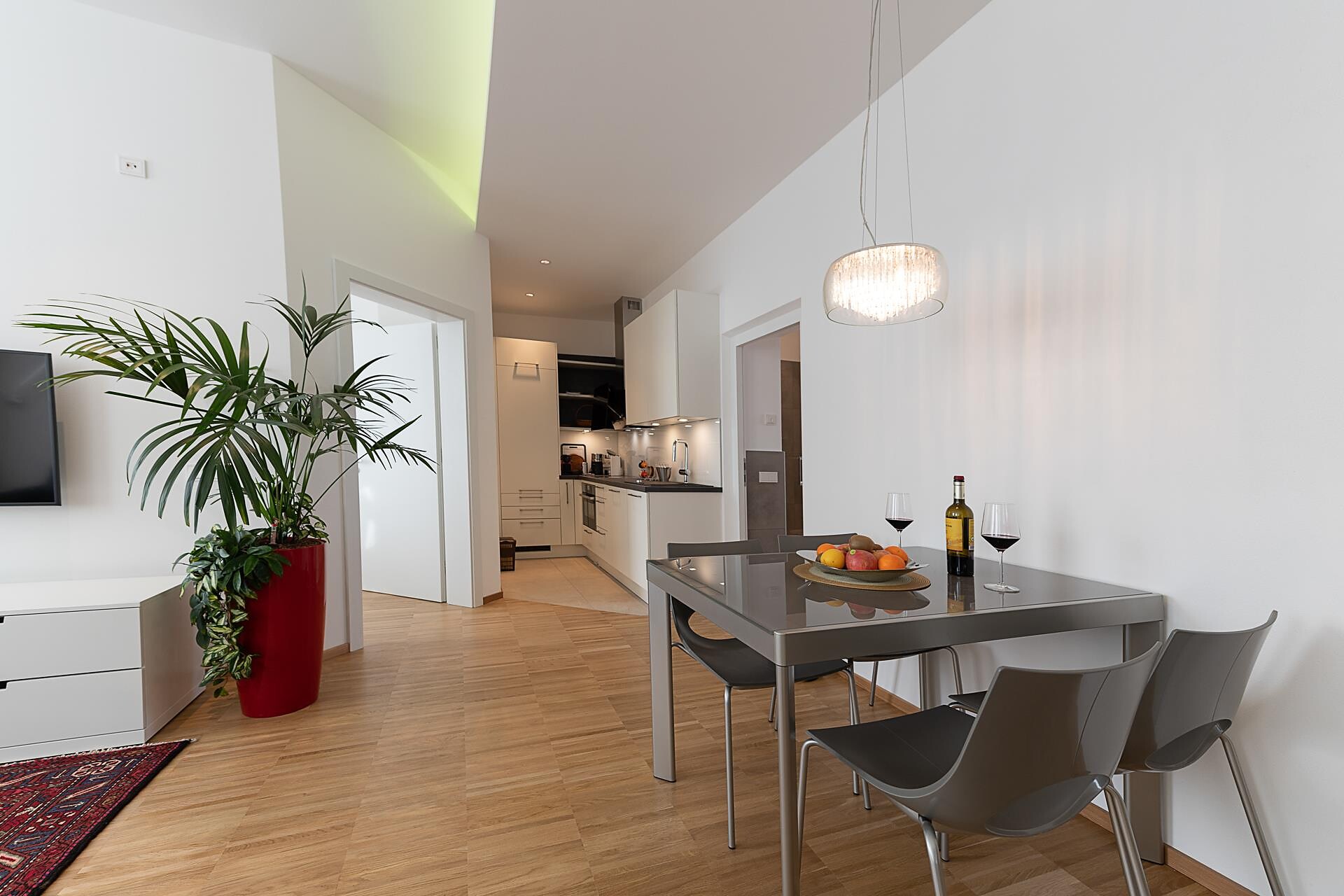 APARTMENTS LEONARDO