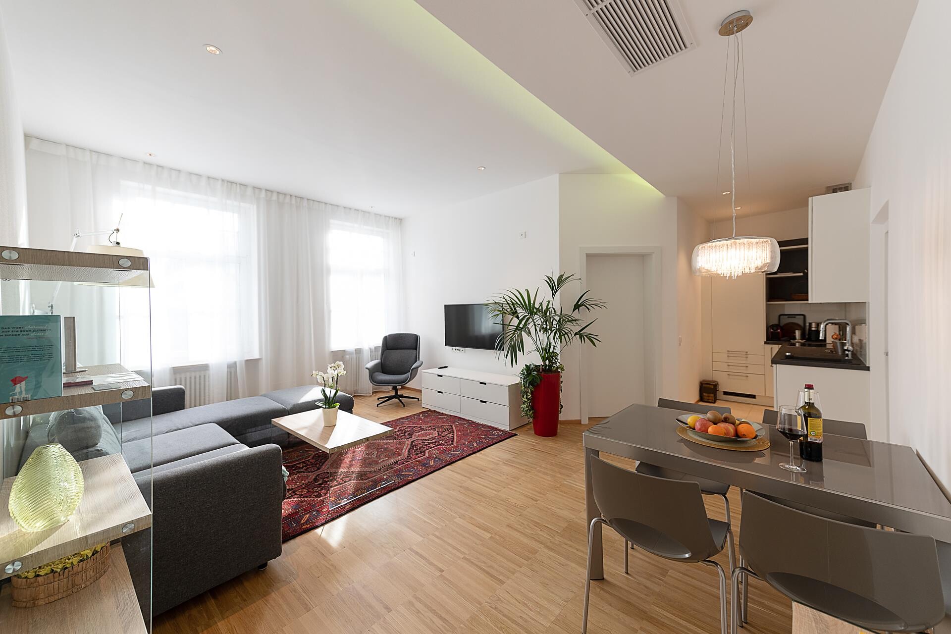 APARTMENTS LEONARDO