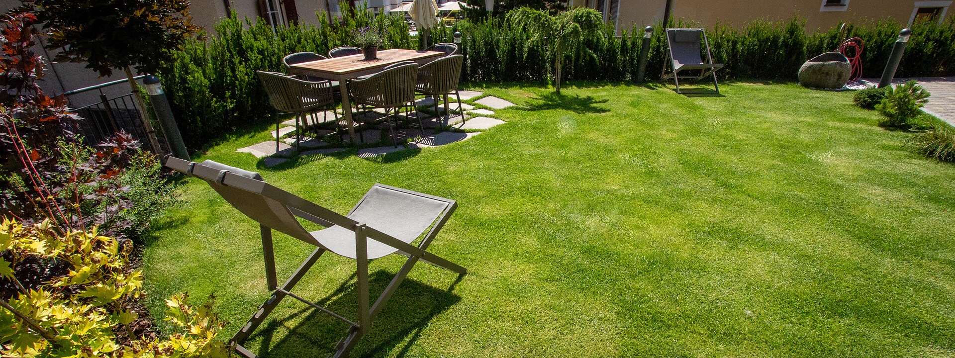 Giardino con sdraio Villa Astrid