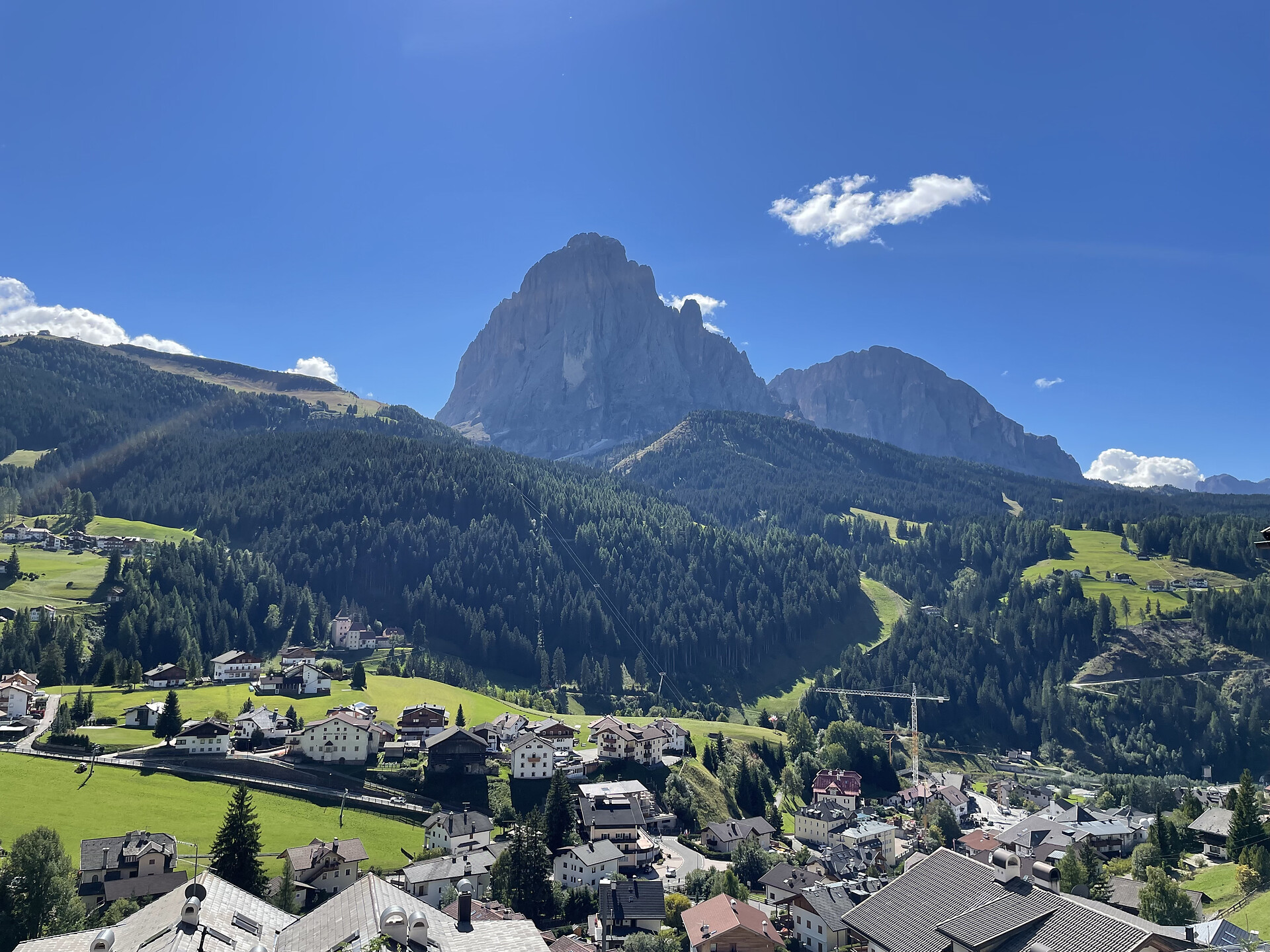 Aussicht auf dem Langkofel und Plattkofel (Sommer)