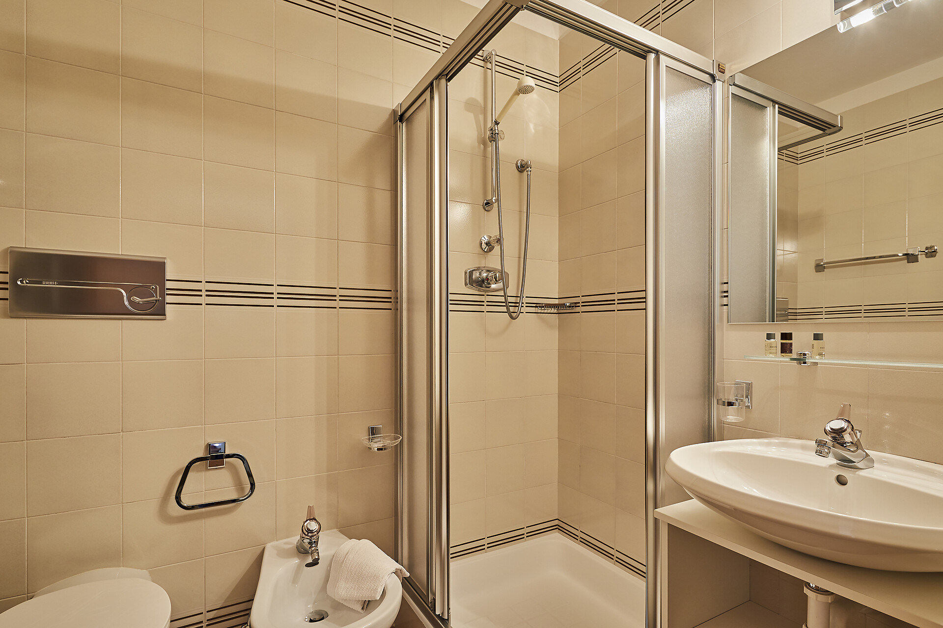 Badezimmer mit Dusche