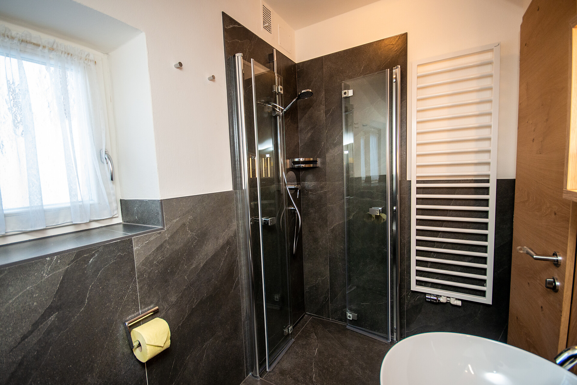 BAGNO CON DOCCIA E LAVATRICE
