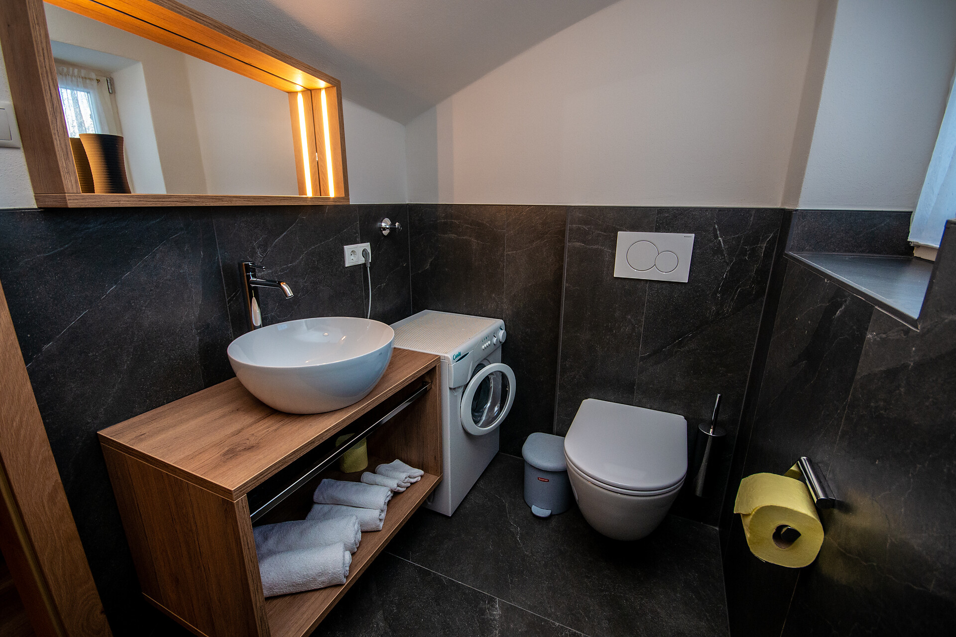 BAGNO CON DOCCIA E LAVATRICE