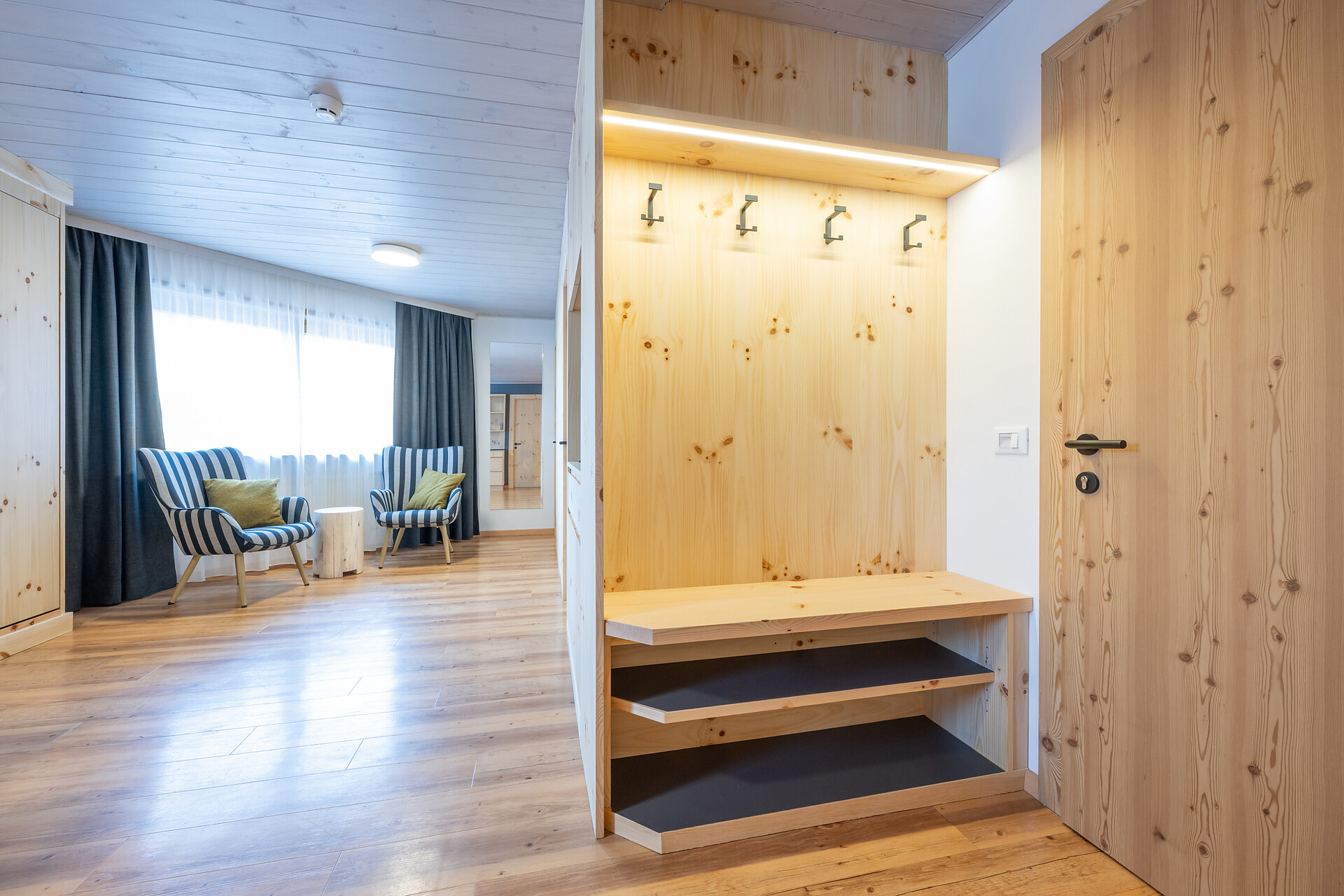 Entrance area with cloakroom