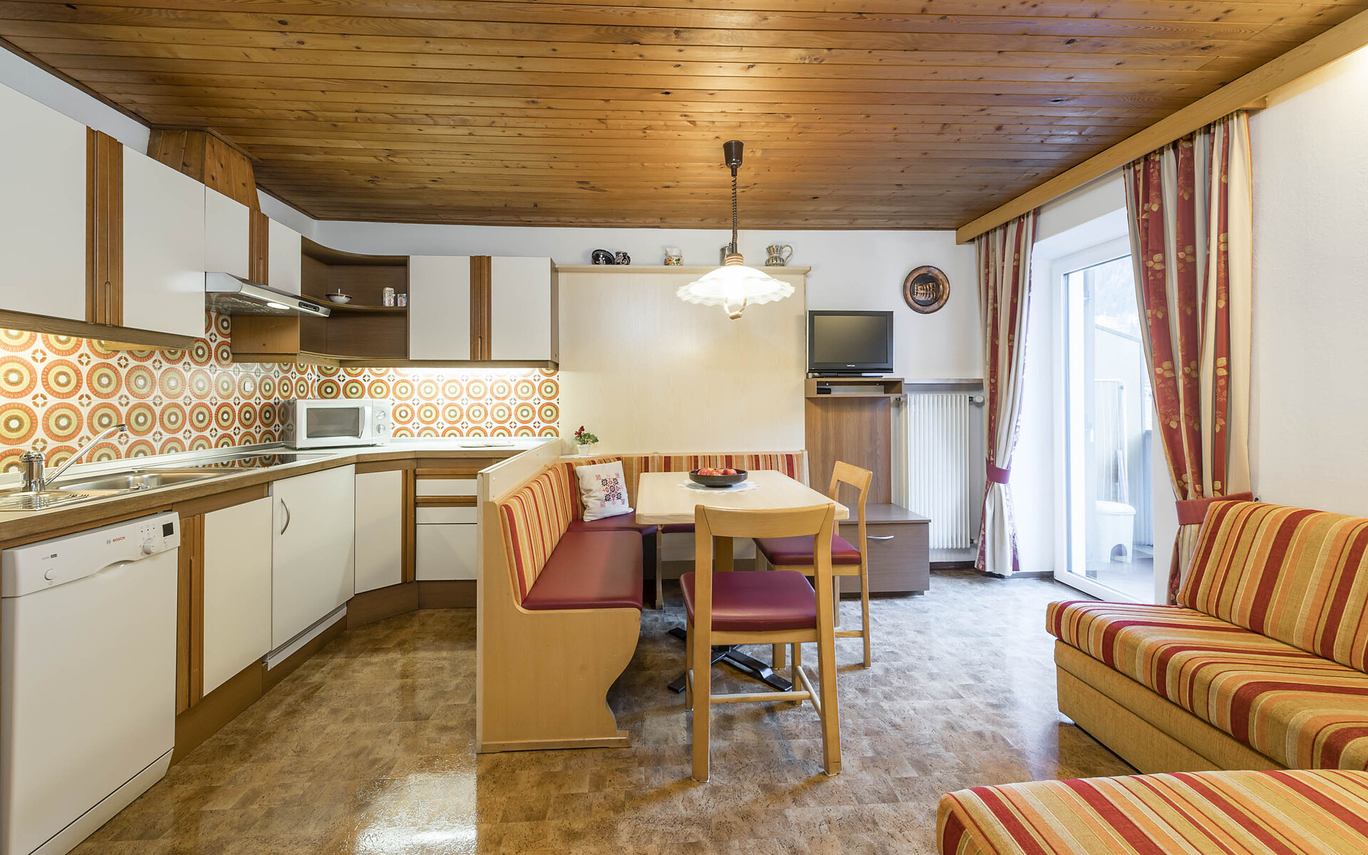 living kitchen with balcony apartment ULLI Cesa Rabanser Val Gardena Dolomiti