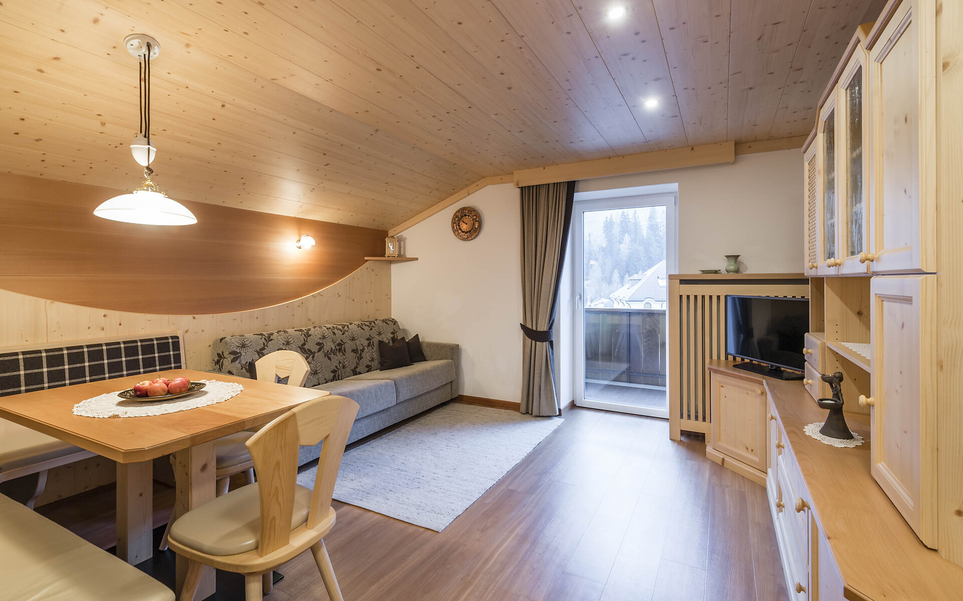 living room with balcony apartment Cesa Rabanser Val Gardena Dolomiti