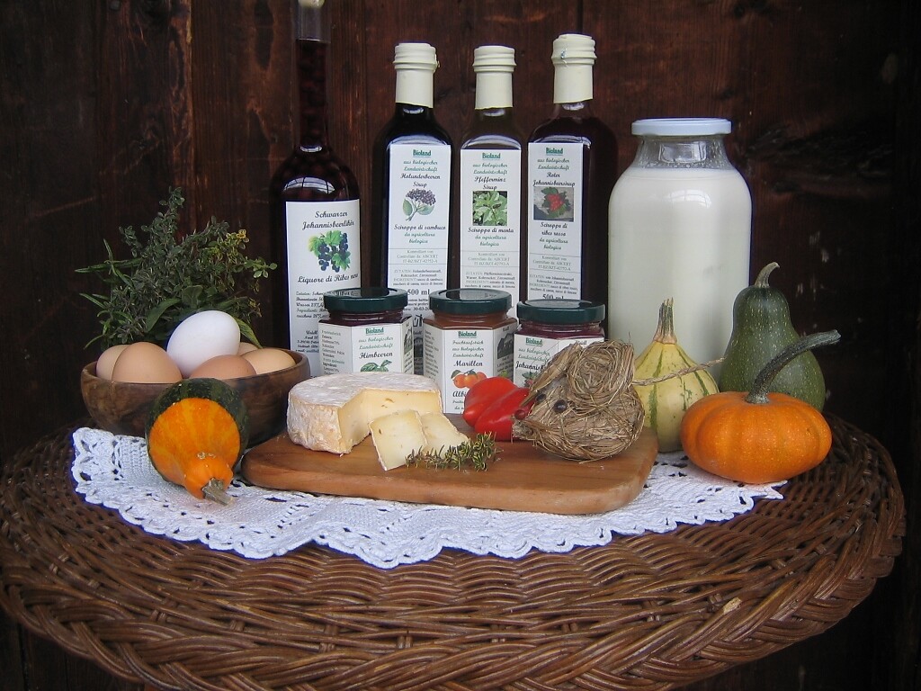 Unsere Produkte sind Milch, Eier, Jogurth, Käse, Fruchtaufstriche, Sirupe, Gemüse, Kräuter