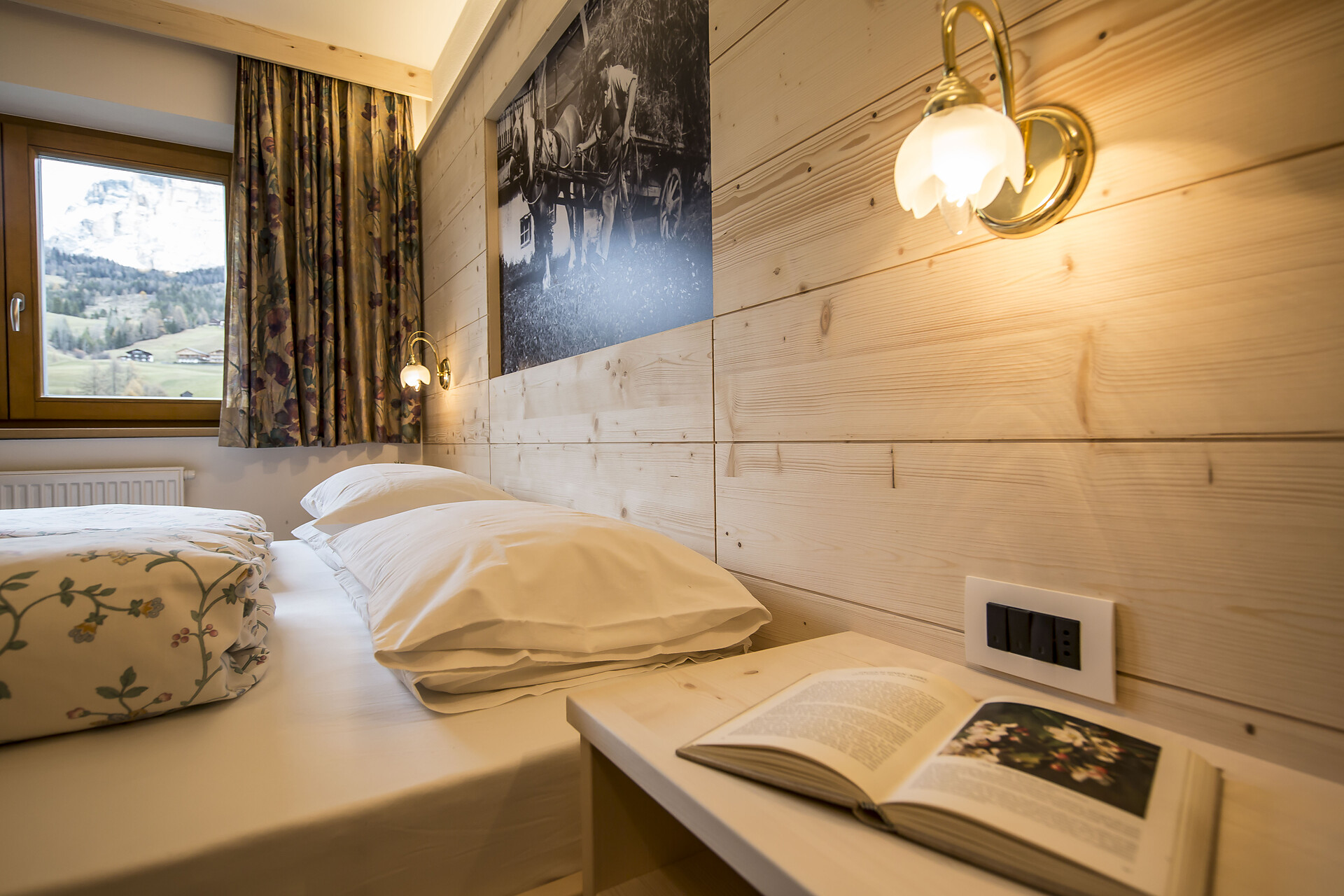 Doppelzimmer mit bequemen Naturholz, mit einem schönen Blick auf den Heiligkreuzkofel.