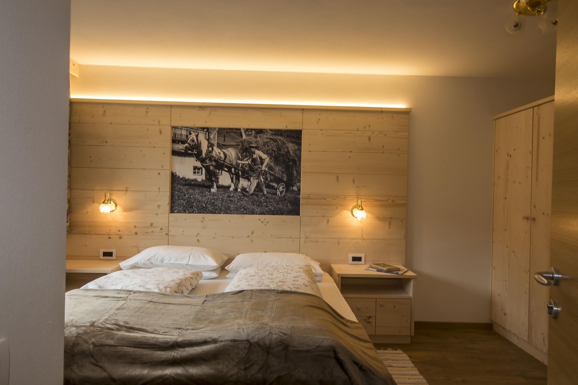 Doppelzimmer mit bequemen Naturholz, mit einem schönen Blick auf den Heiligkreuzkofel.