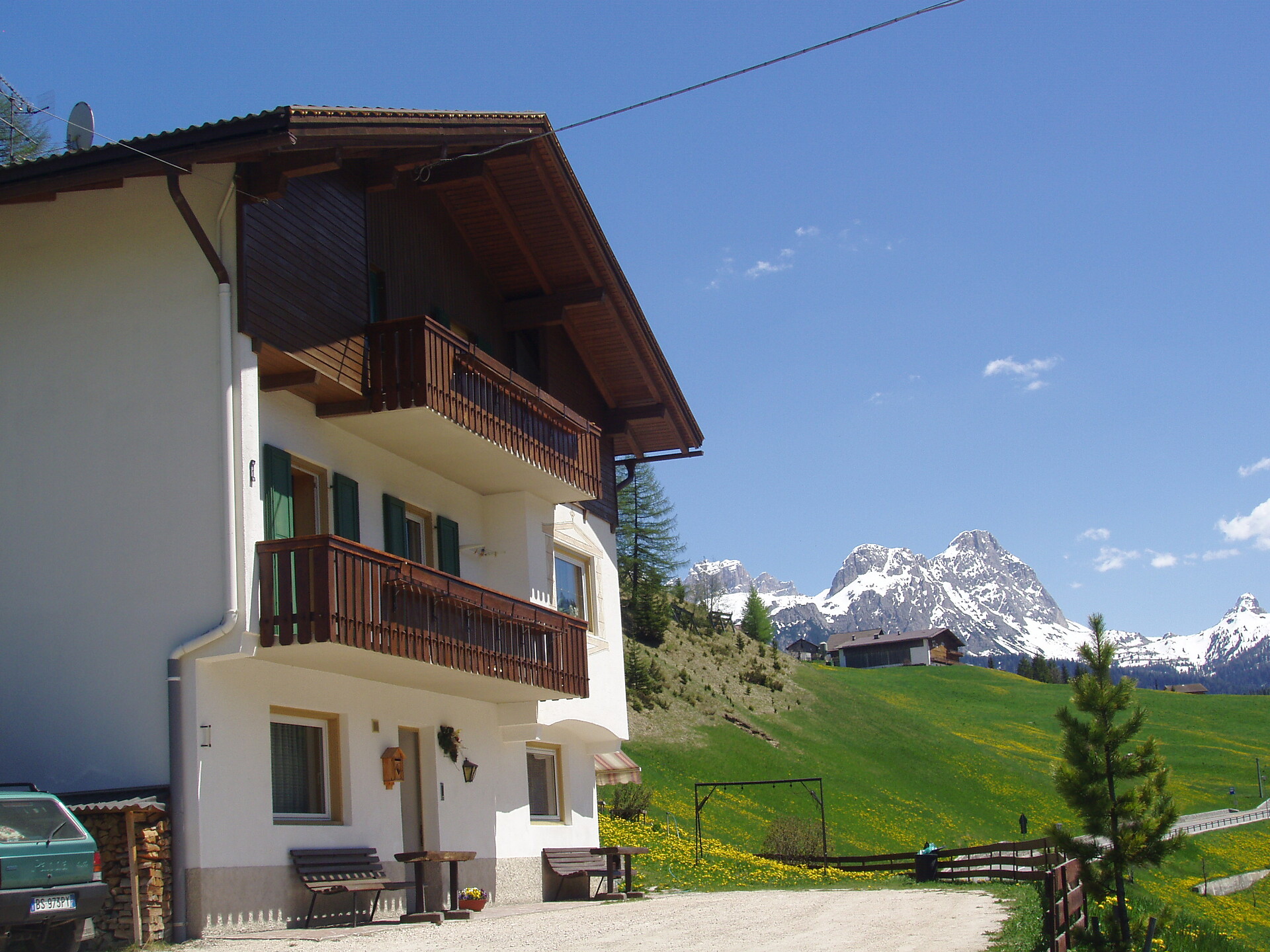 Unser Haus mitten der Wiesen und mit dem Lagazuoi Berg im Hintergrund