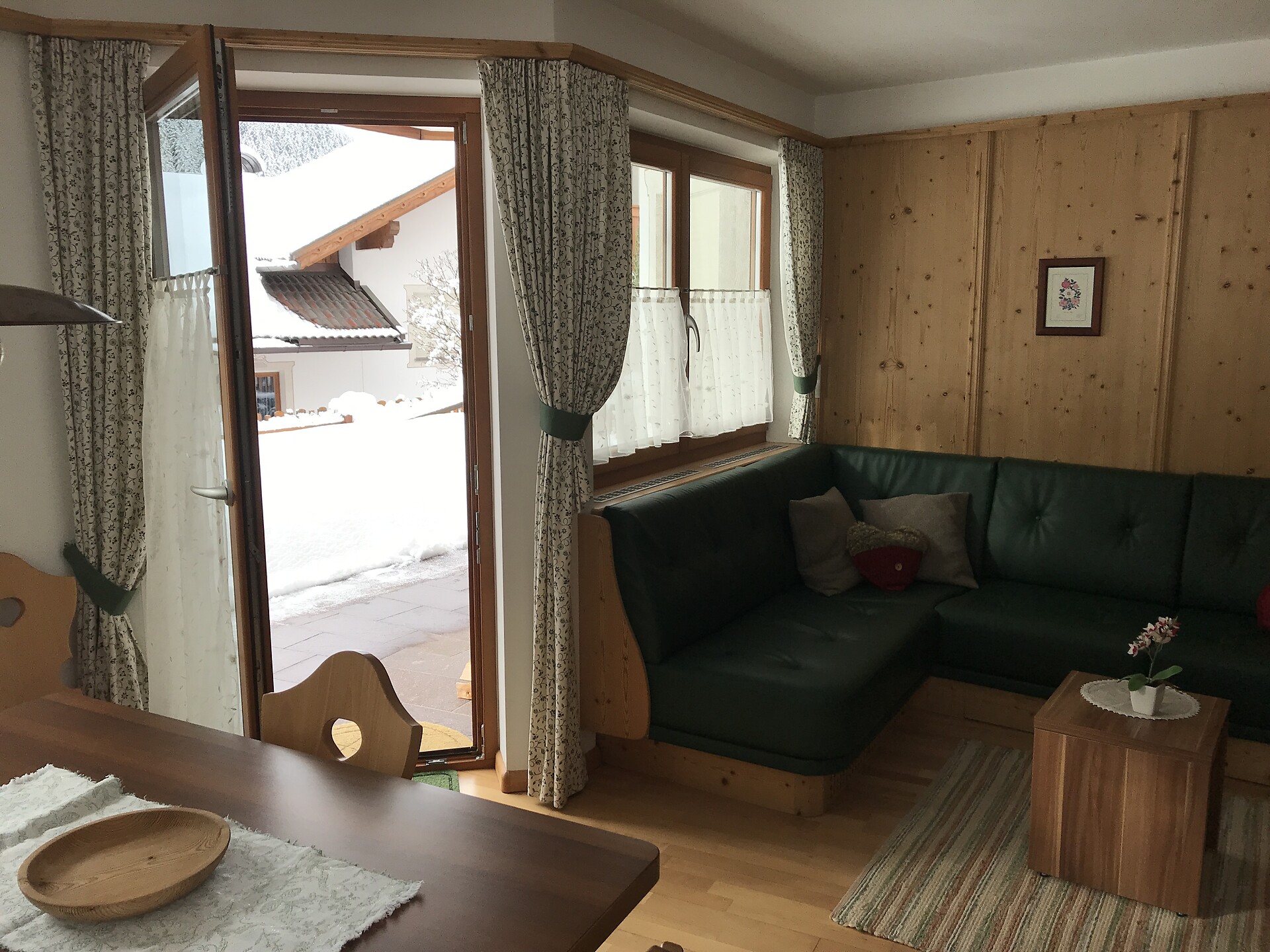 Helle Wohnküche mit gemütlichem Diwan