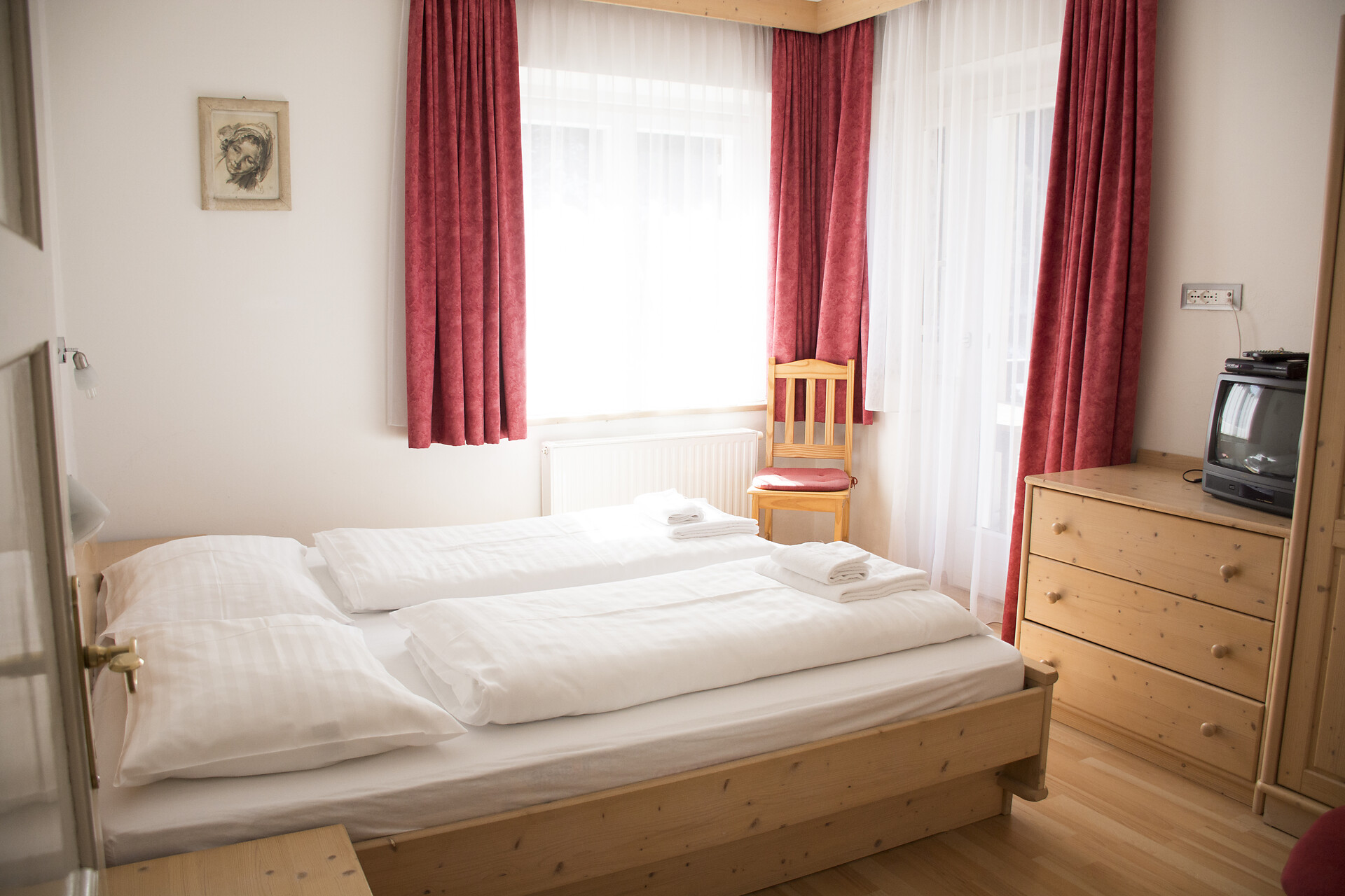 Schlafzimmer mit Balkon in der FeWo Sasslonch