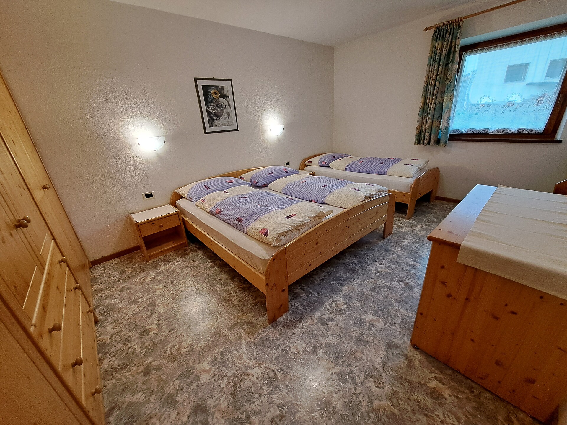 Camera con letto matrimoniale e letto singolo
