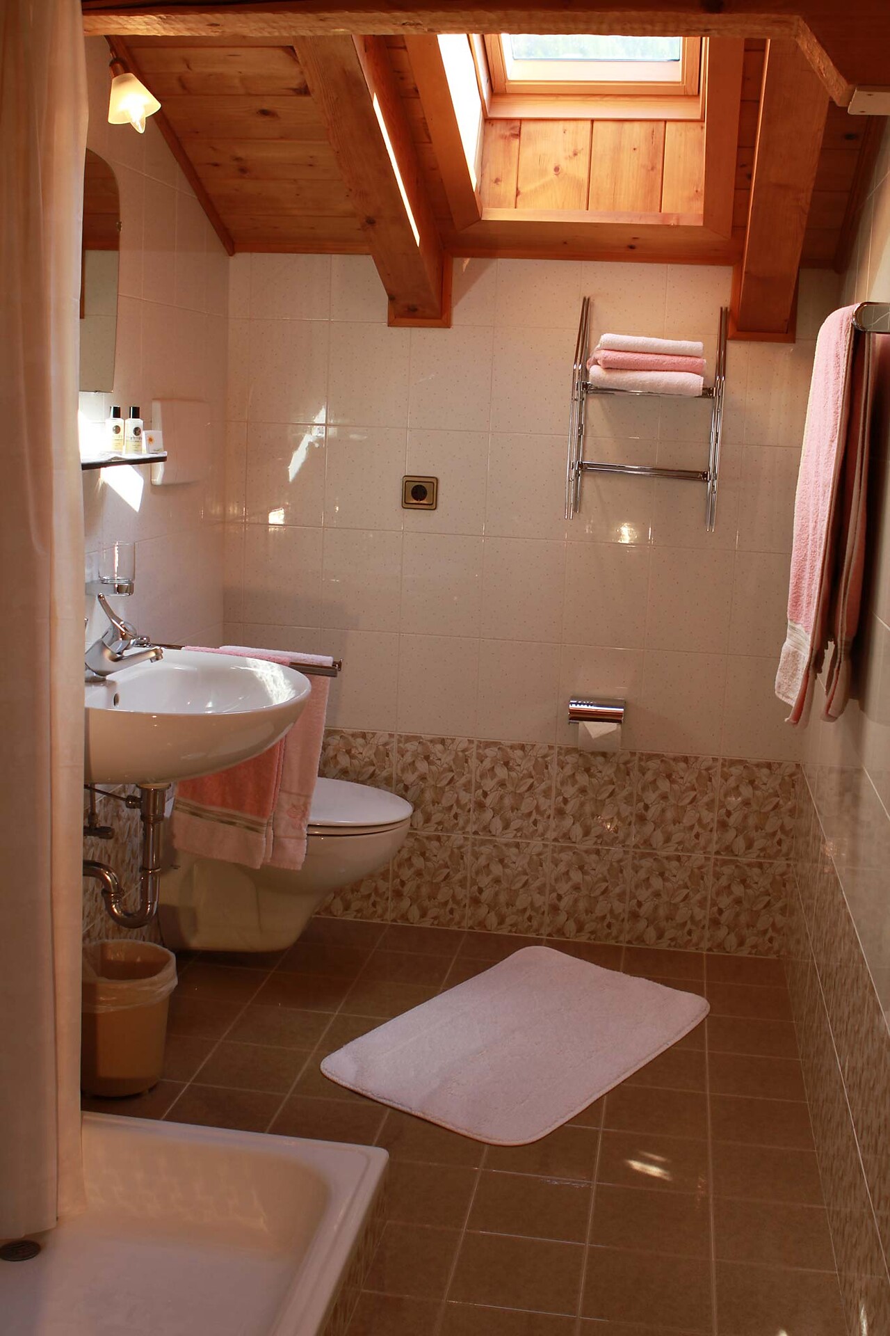 Apartment A Bathroom2