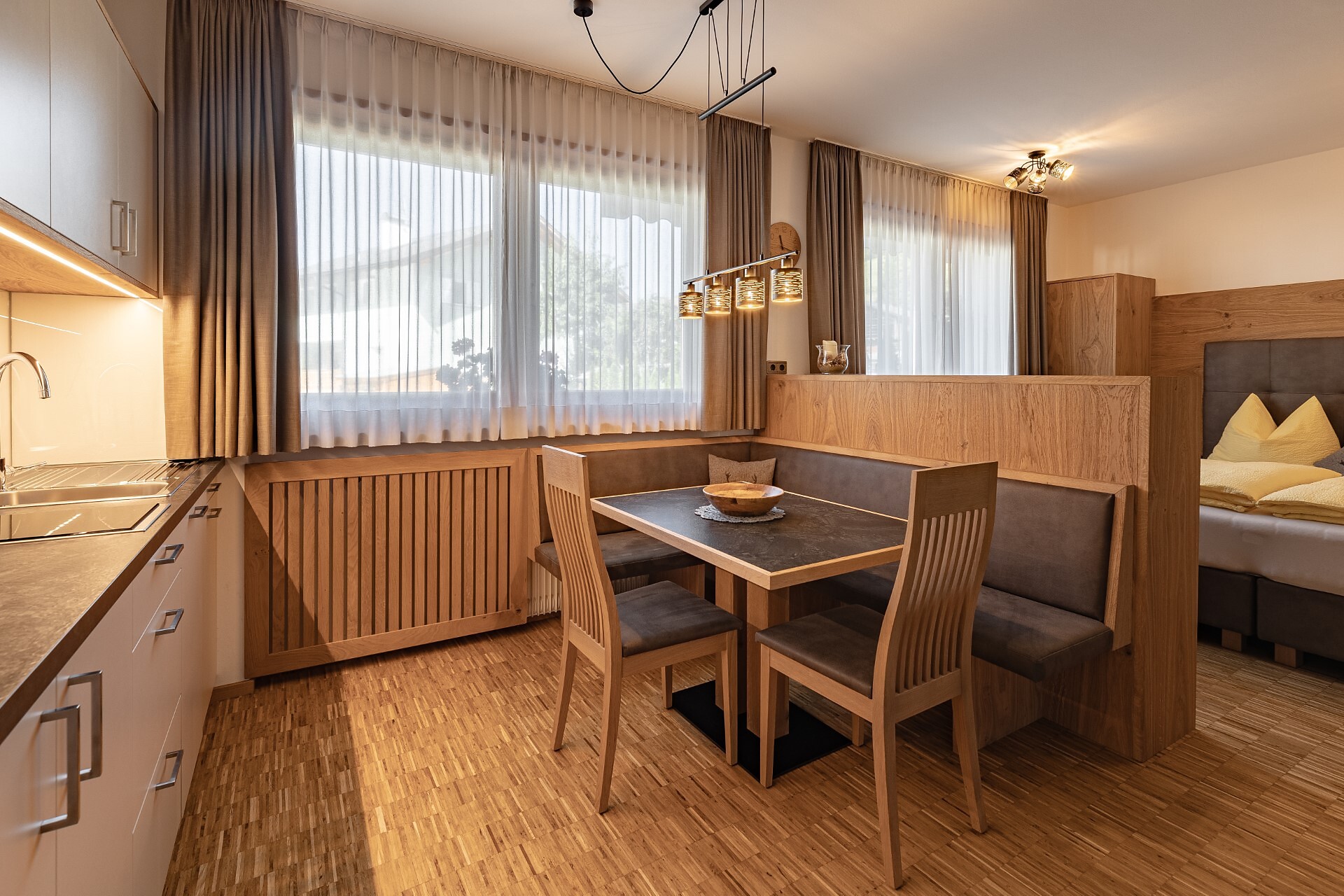 Apartment Ruiel C table