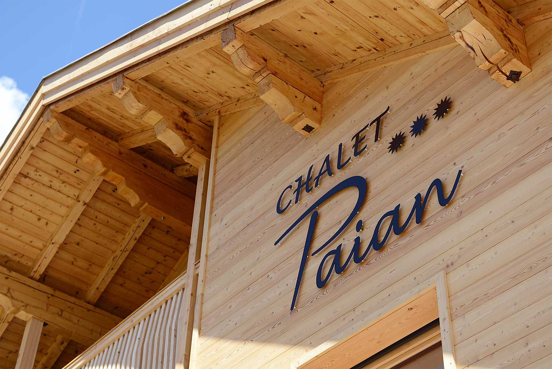 Chalet con incantevole facciata in legno nostrano in larice