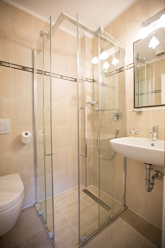 Badezimmer mit Dusche u. Wc