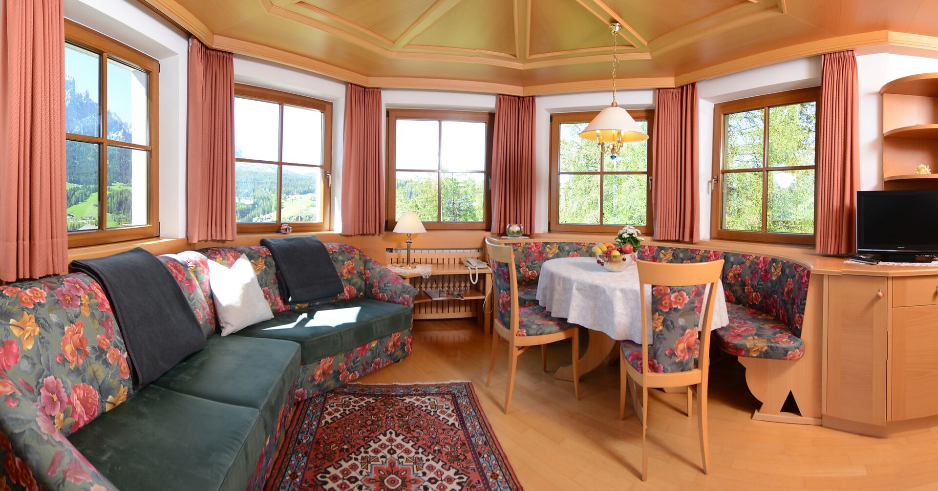 Großzügiges Wohnzimmer mit einzigartiger Aussicht