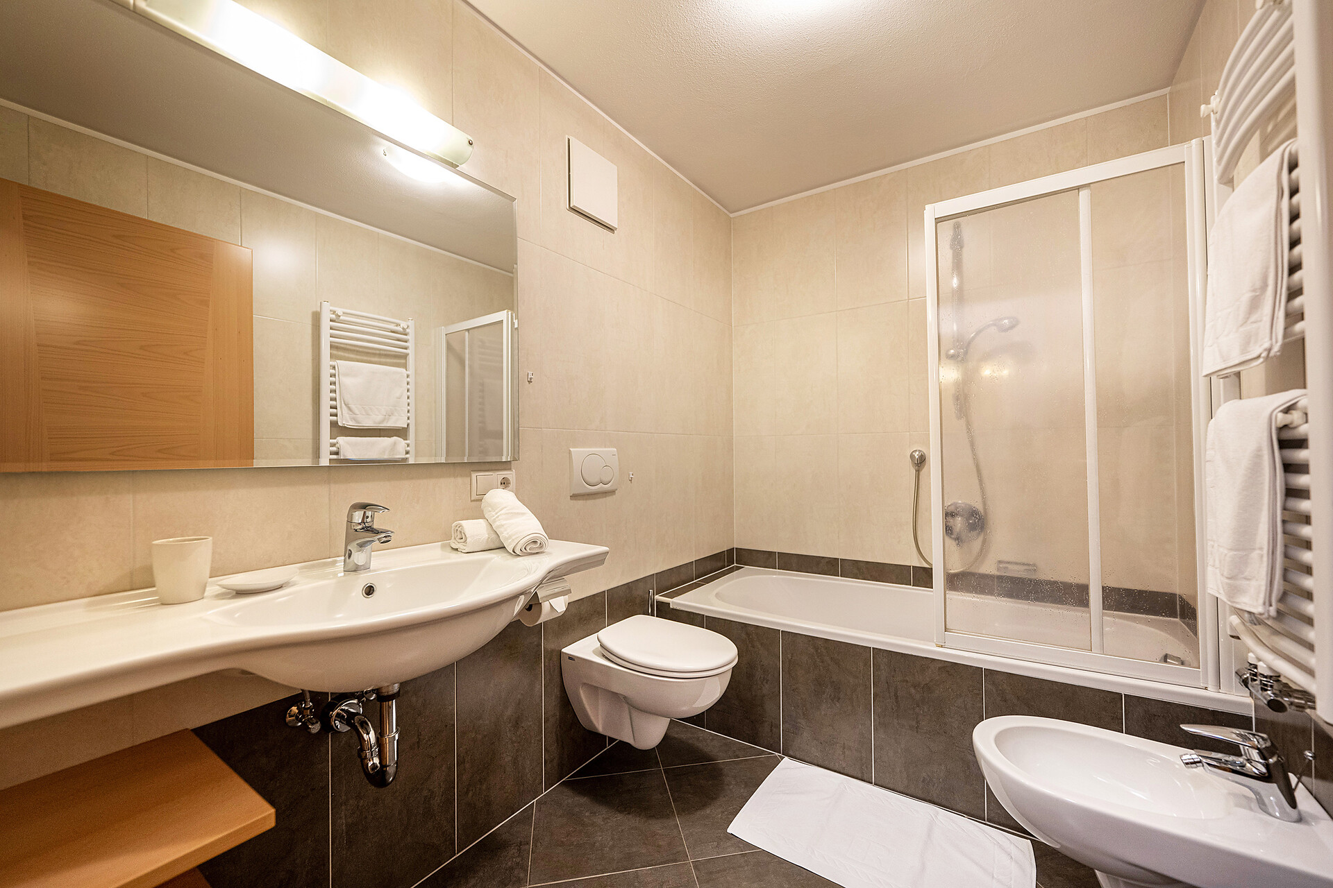 Apartment Monte Pana II bathroom with badtube
