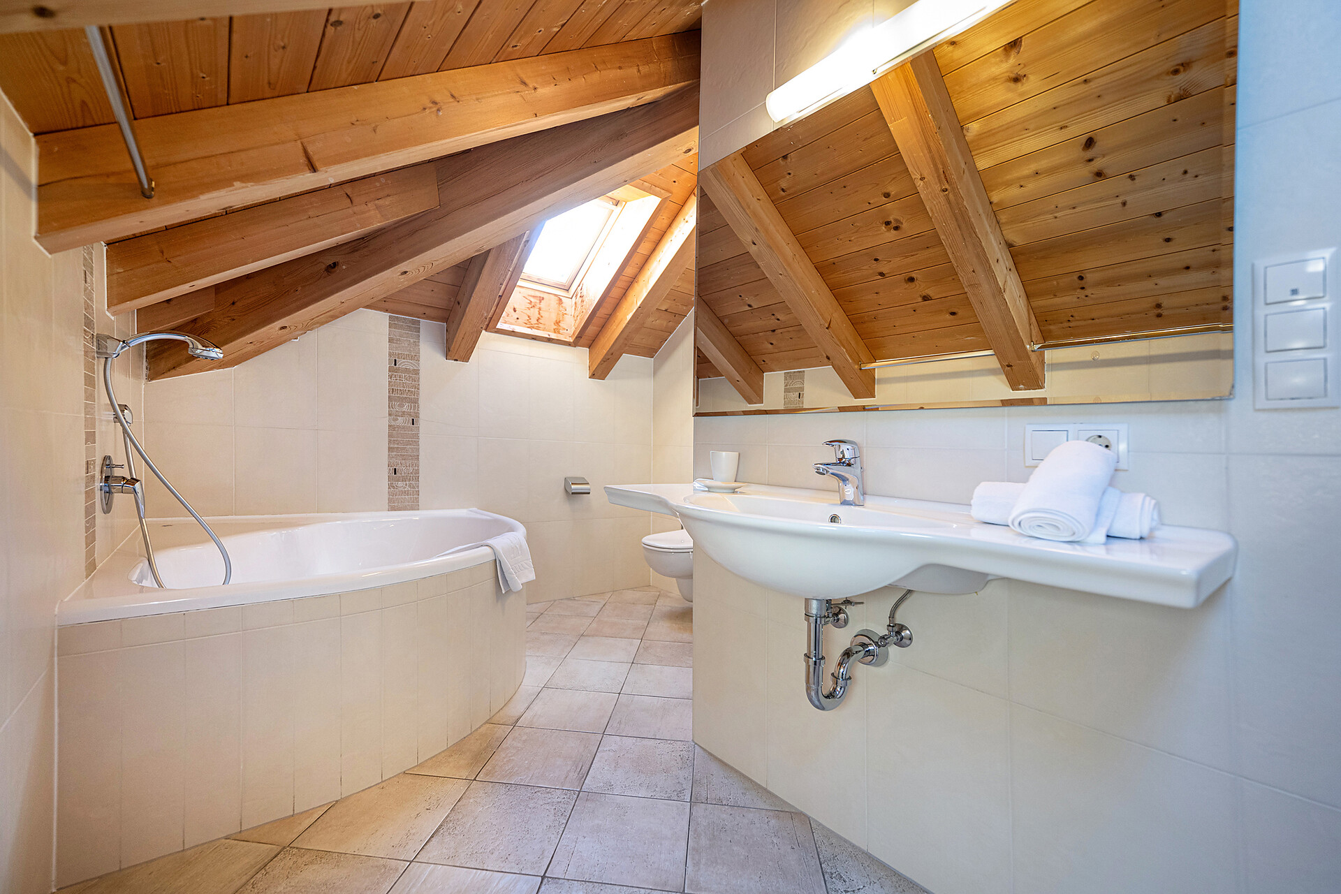 Apartment Cir bathroom with bathtub