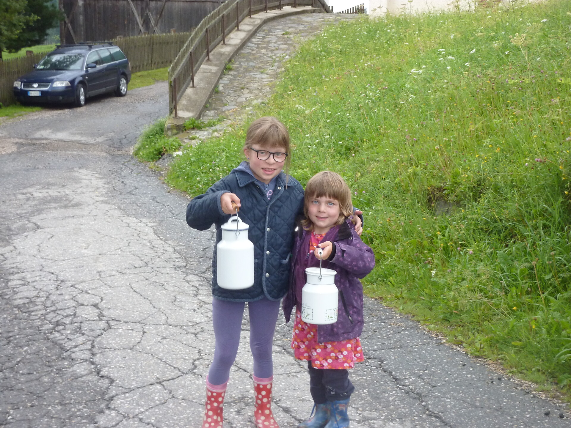 Carolin und Annika beim Milch holen