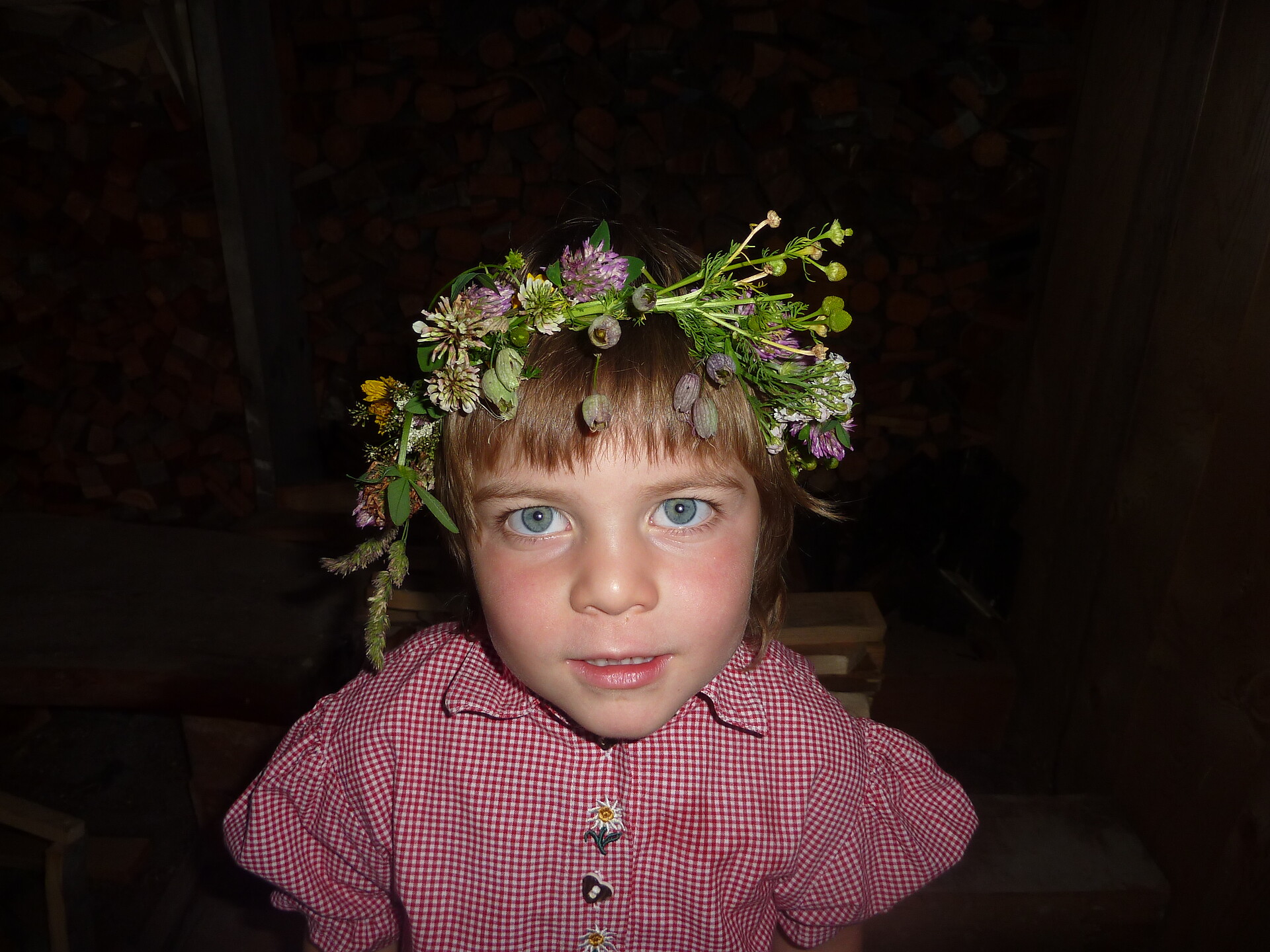 Annika mit Blumenkranz