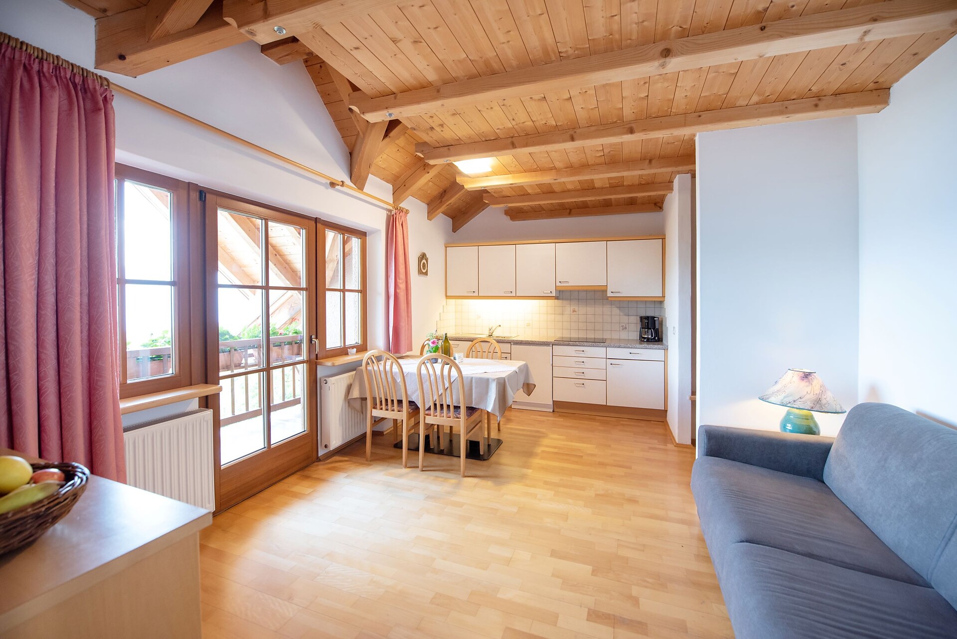 Geräumiger Wohnraum (Ferienwohnung "Rosengarten")