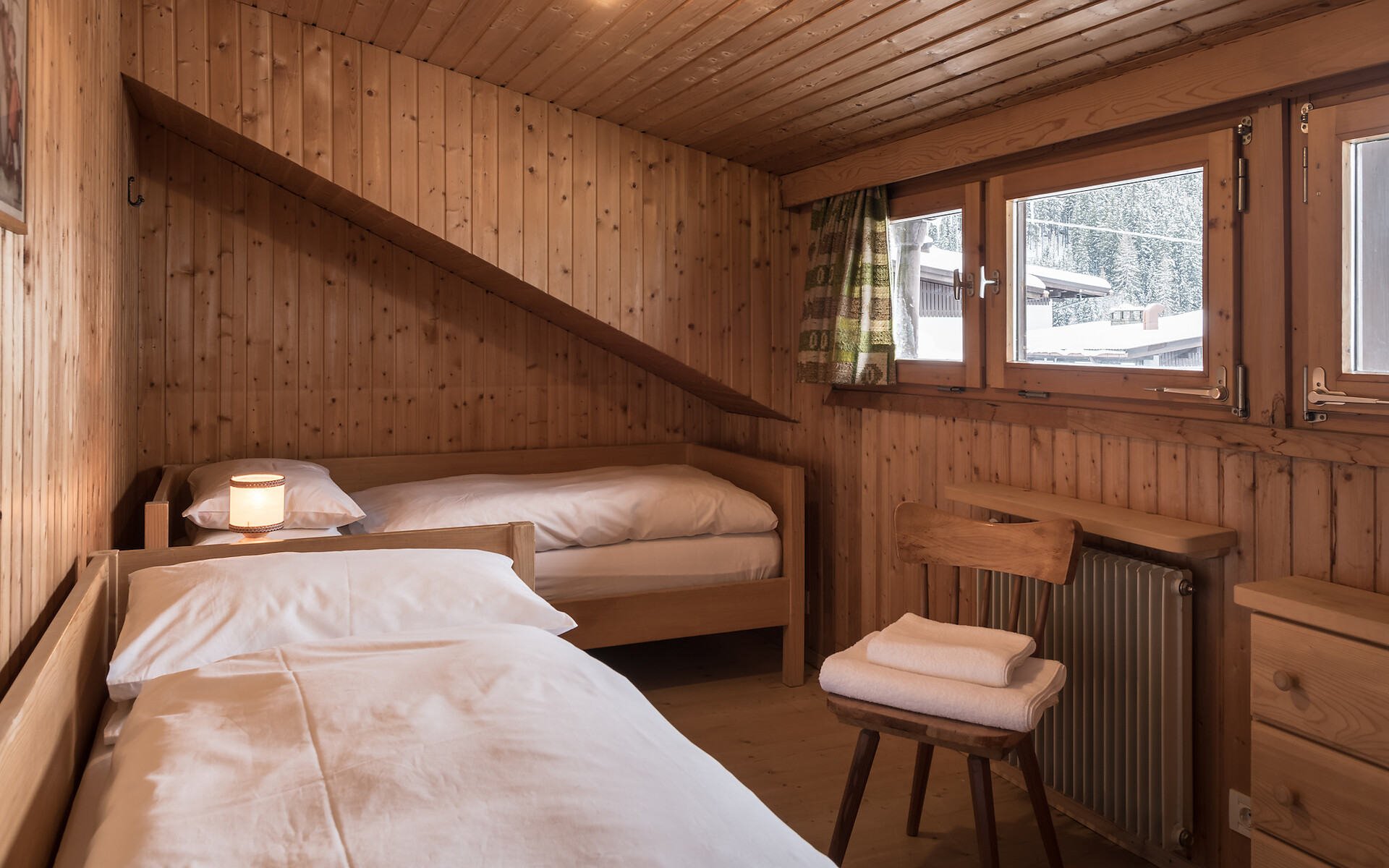 Twin bedroom