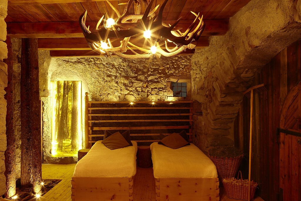 the relaxing area of the alpine wellness area with hay beds