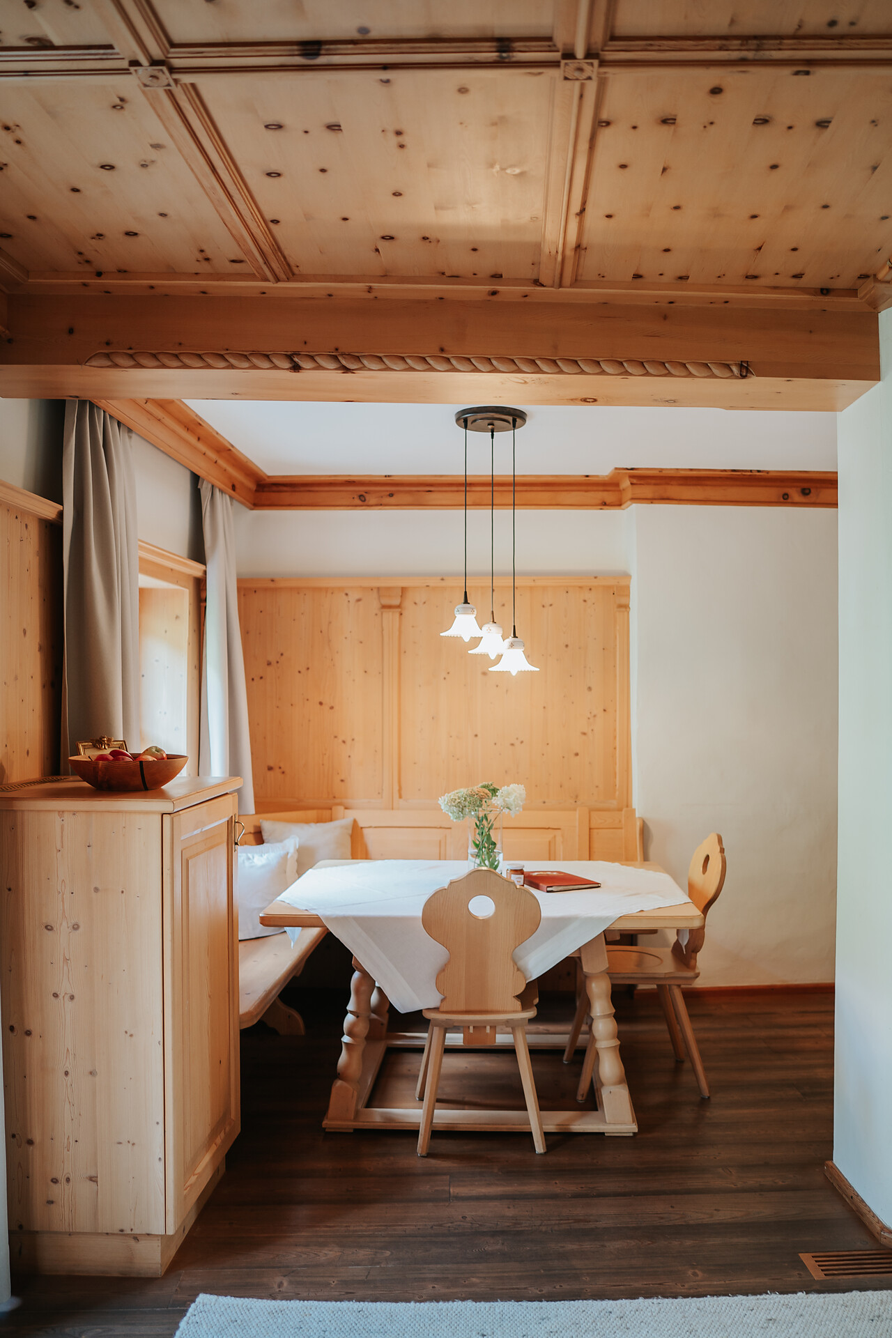 living room with kitchen of the appartment Oswald von Wolkenstein