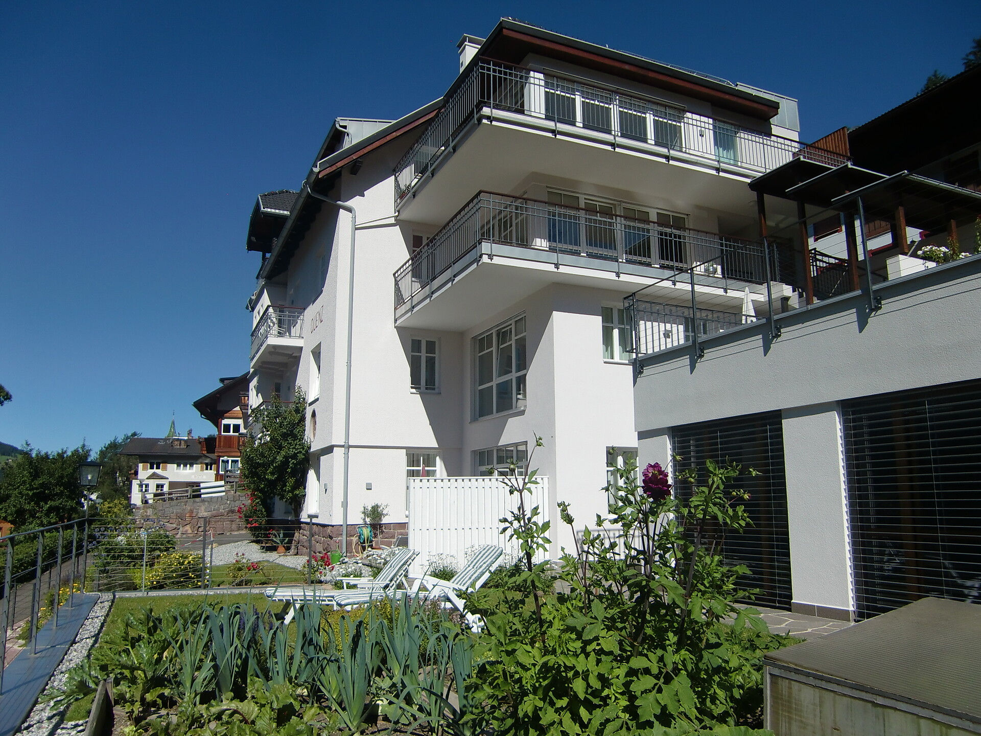 Haus mit Gemüsegarten und Liegewiese