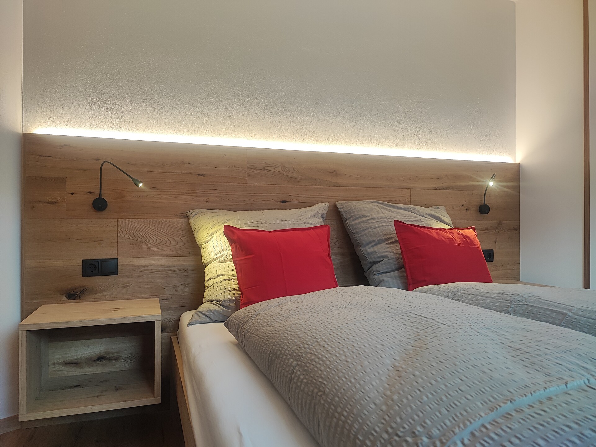 stanza con letto matrimoniale e balcone al lato sud