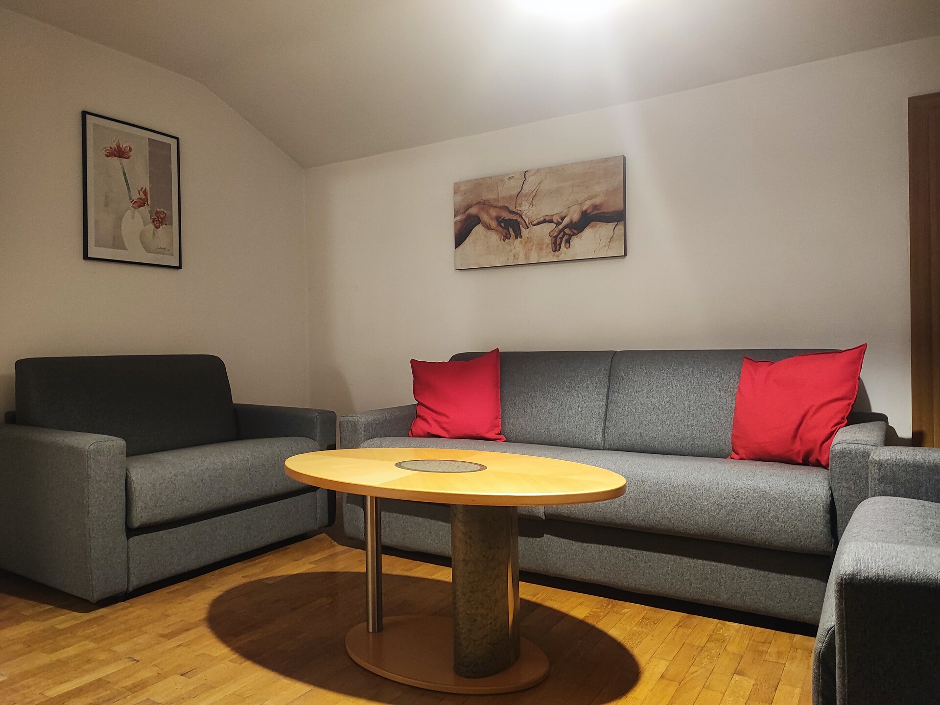 salotto con TV satellitare e balcone
