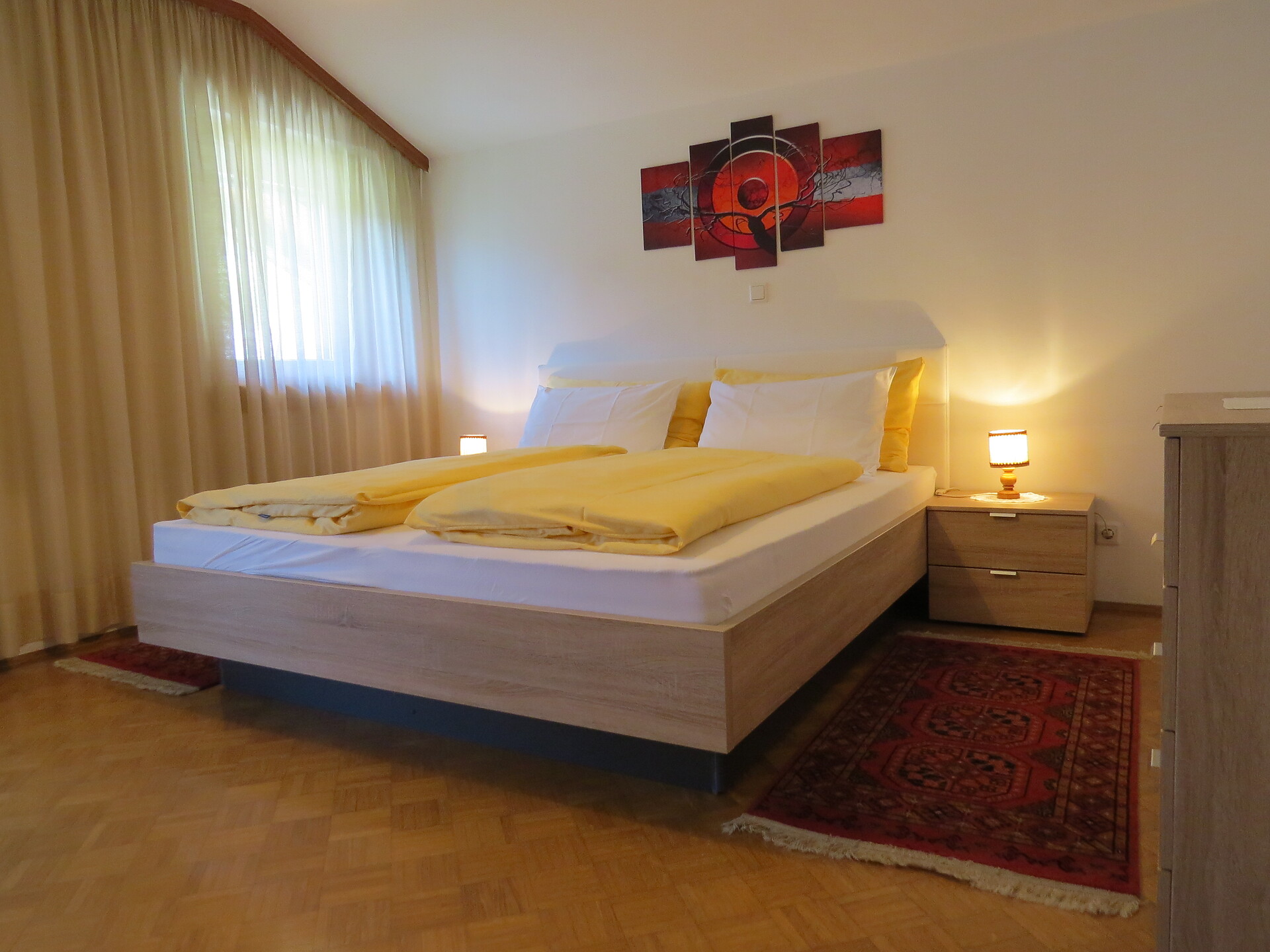 stanza con letto matrimoniale e balcone
