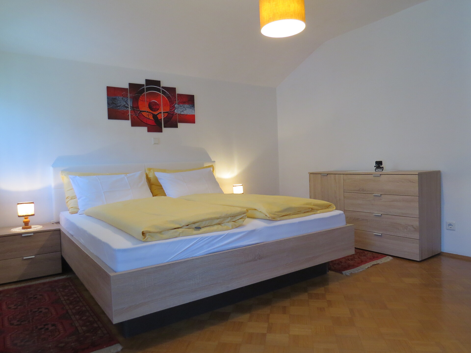 stanza con letto matrimoniale e balcone
