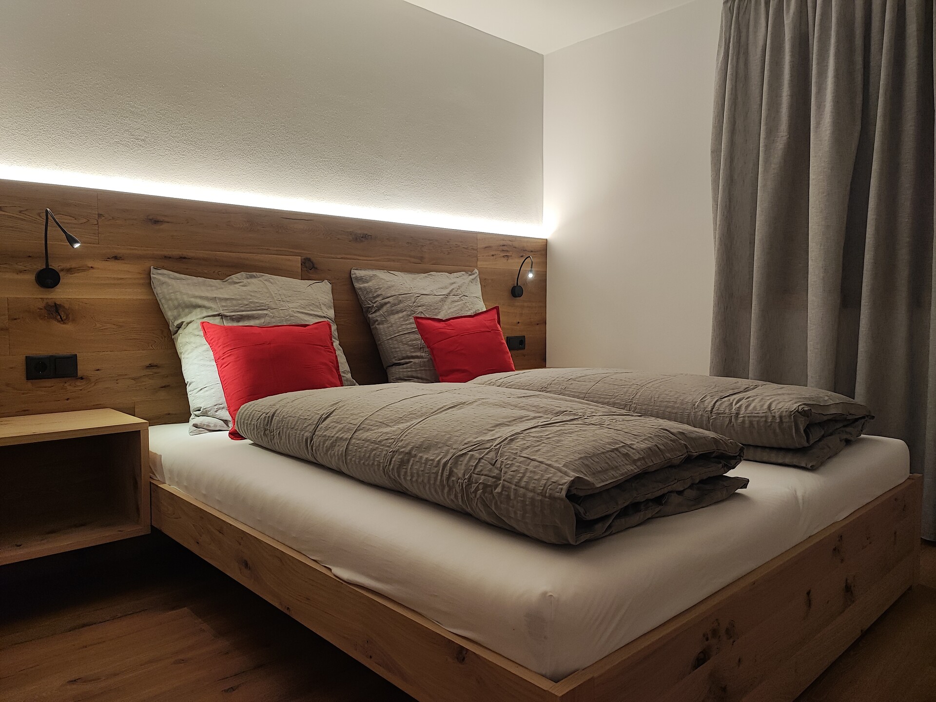 stanza con letto matrimoniale