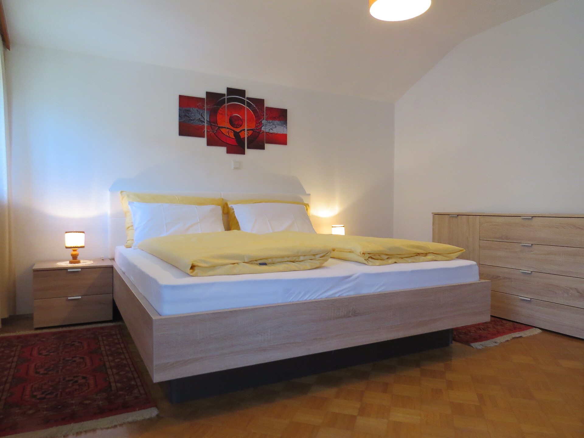 stanza con letto matrimoniale